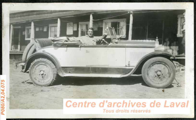 Homme assis dans une voiture