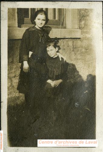 Portait de deux jeunes filles.