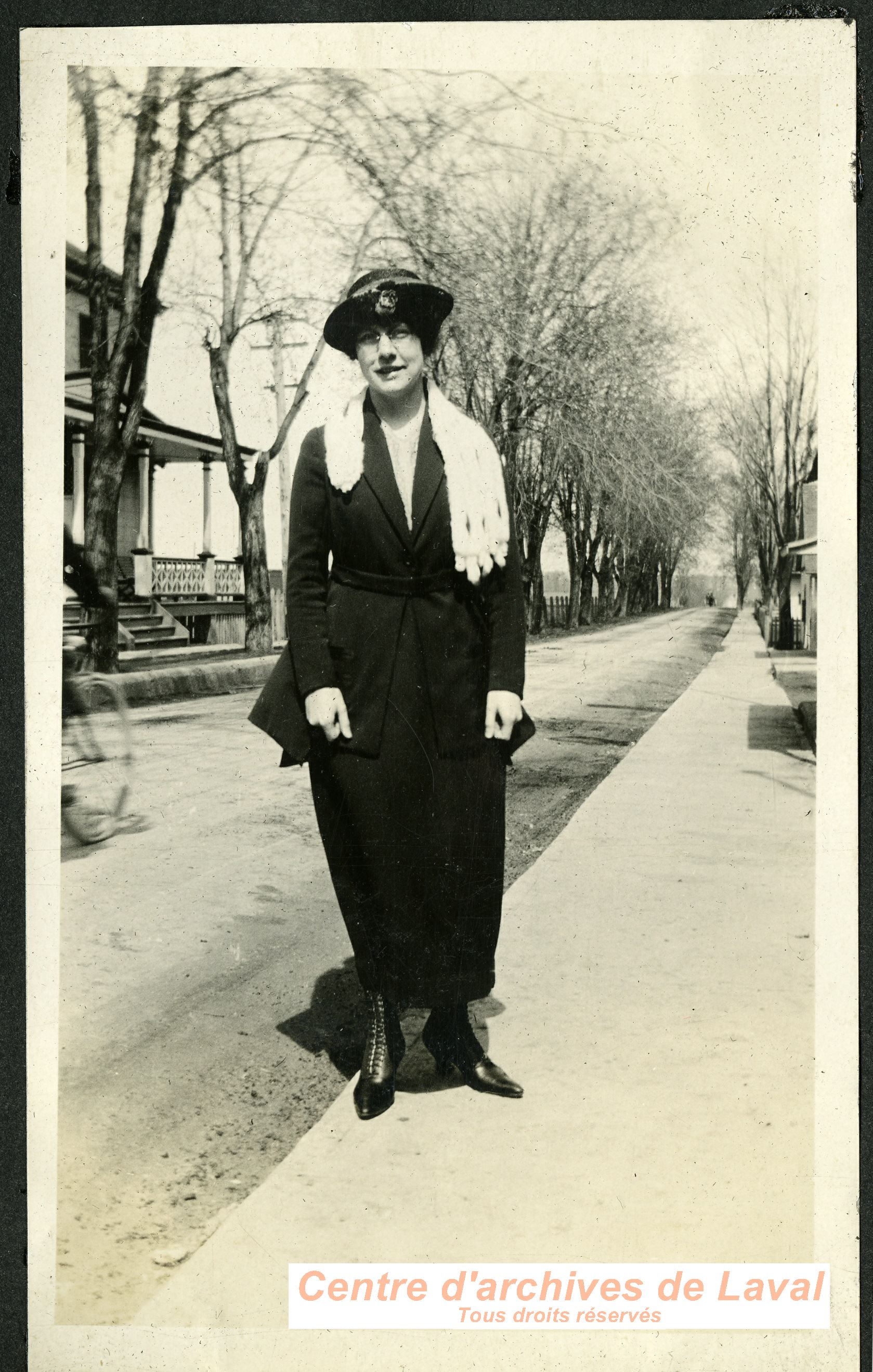 Femme posant sur la monte Saint-Franois,  saint-Vincent-de-Paul.