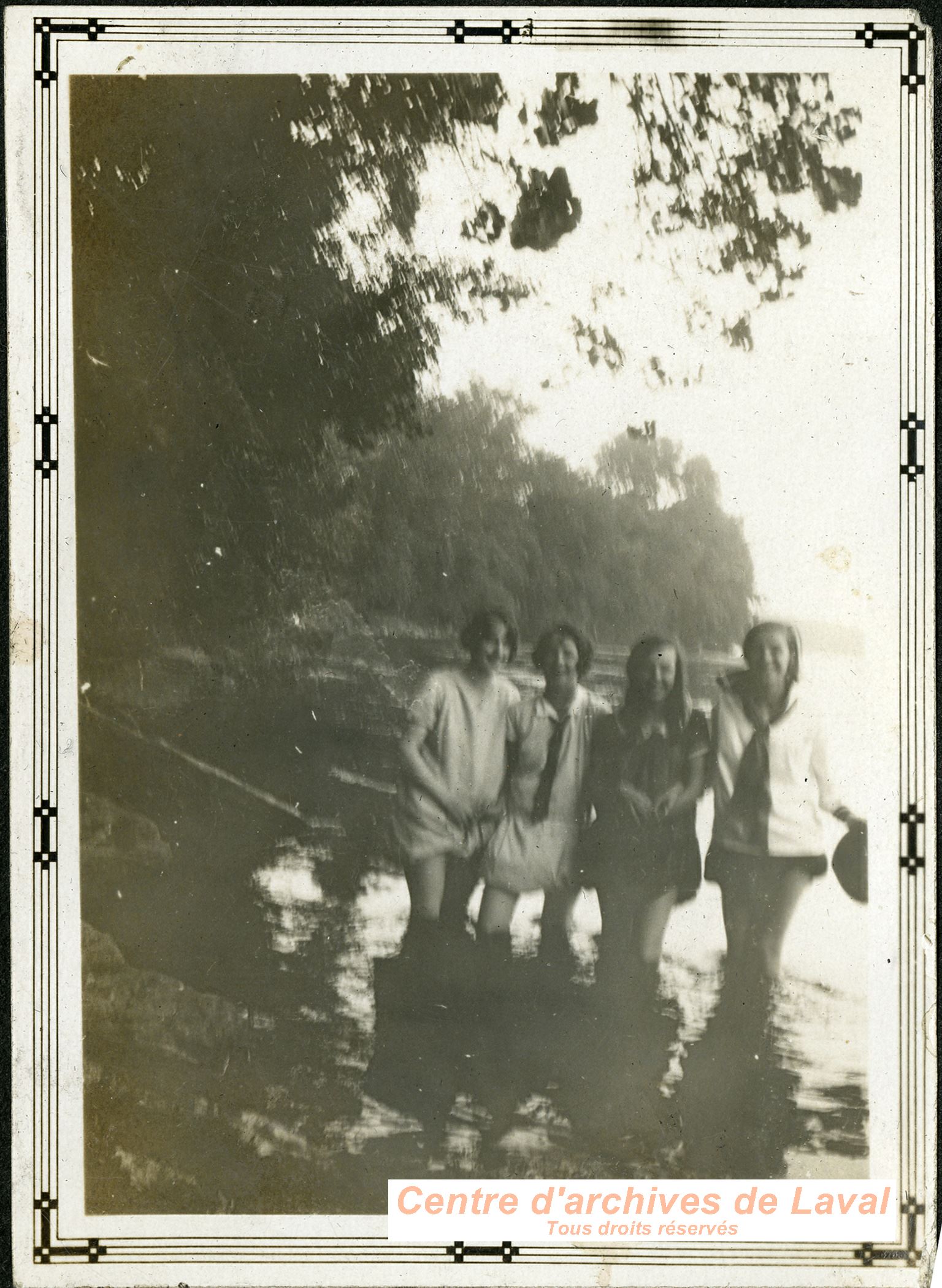 Groupe d'amies les pieds  l'eau