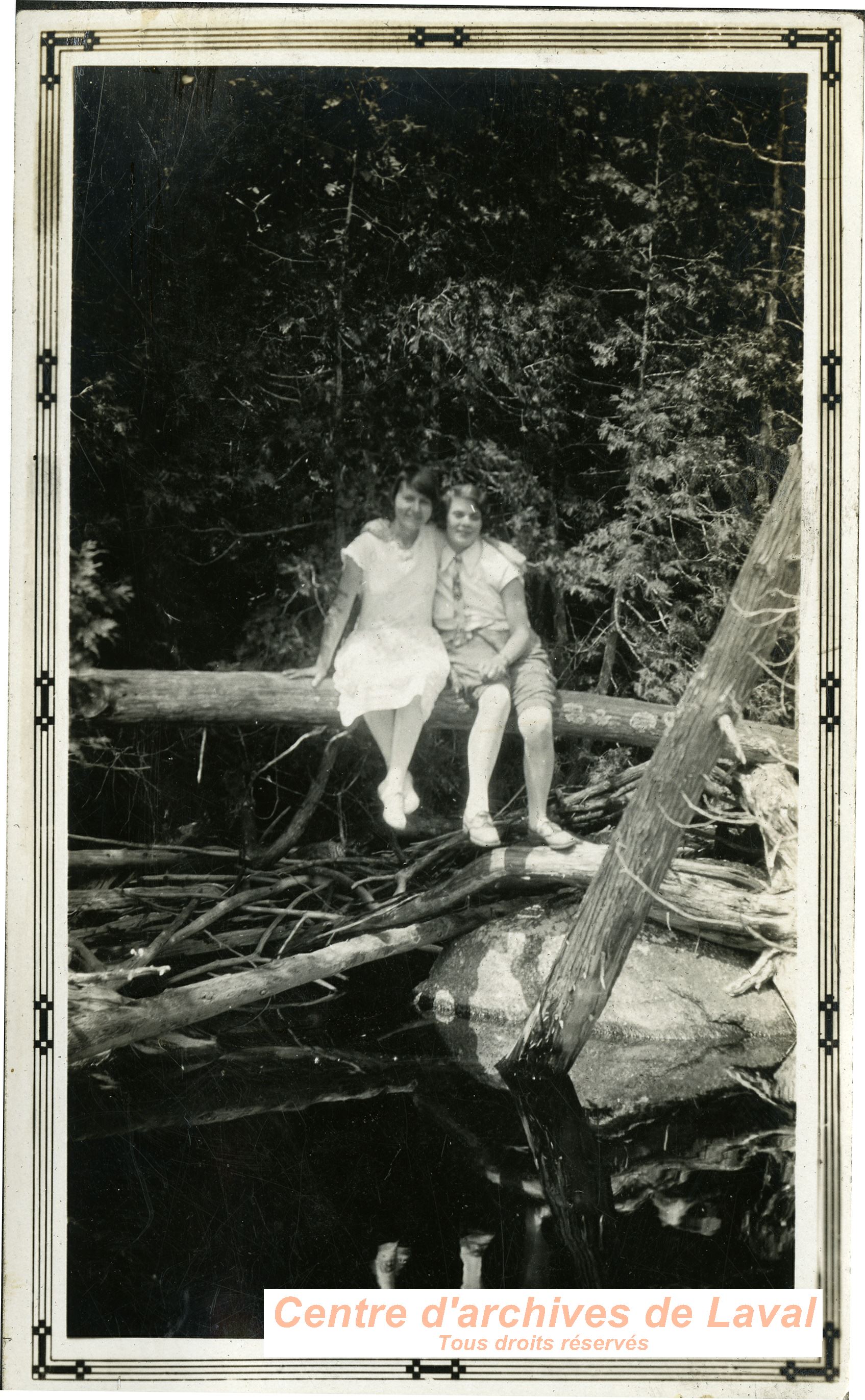 Portrait de deux amies  la campagne