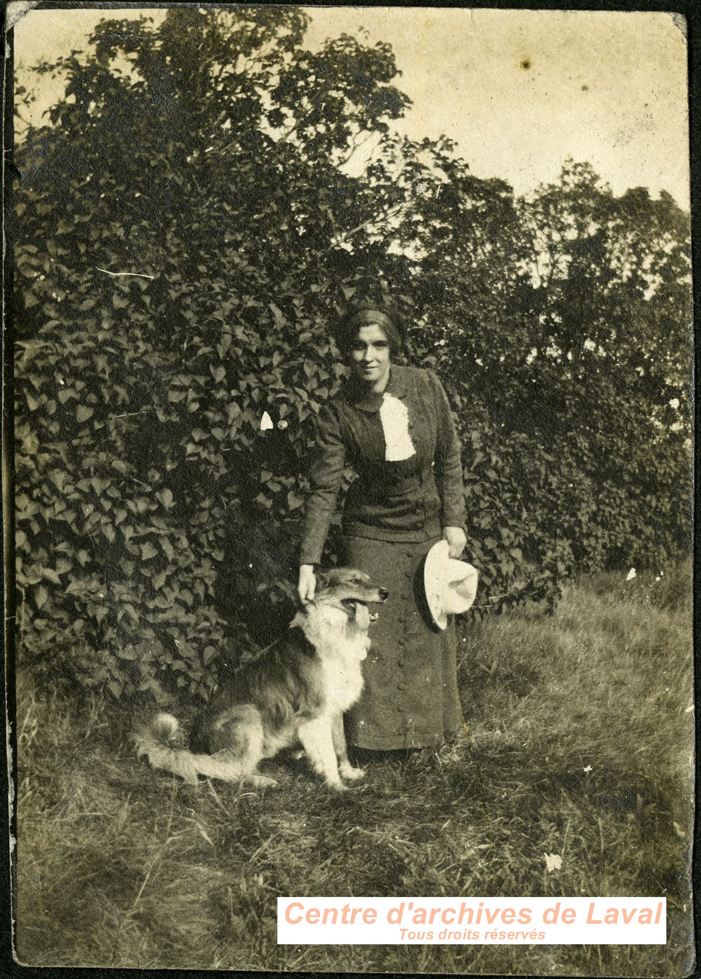 Portrait d'une femme et son chien