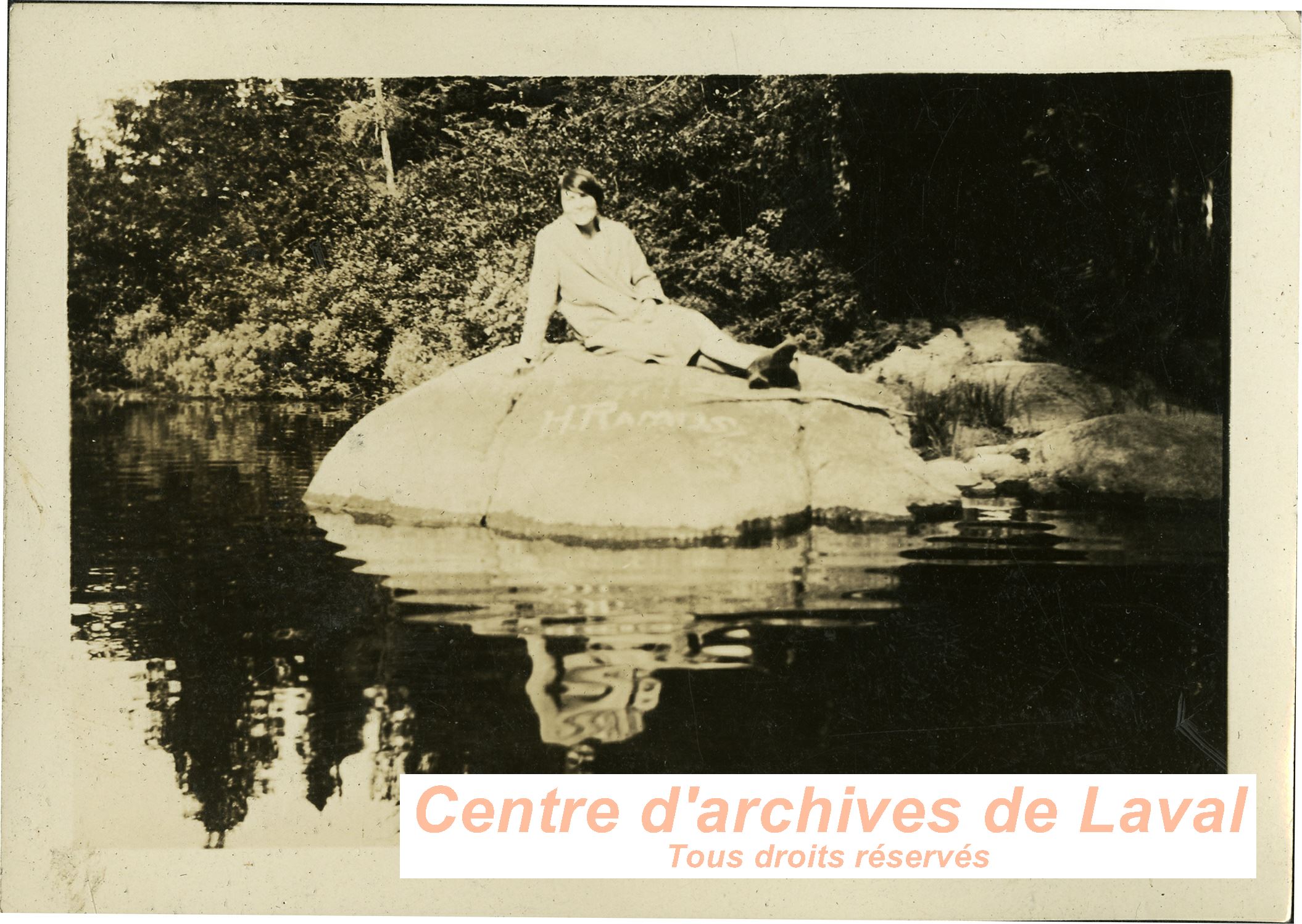 Femme sur un rocher