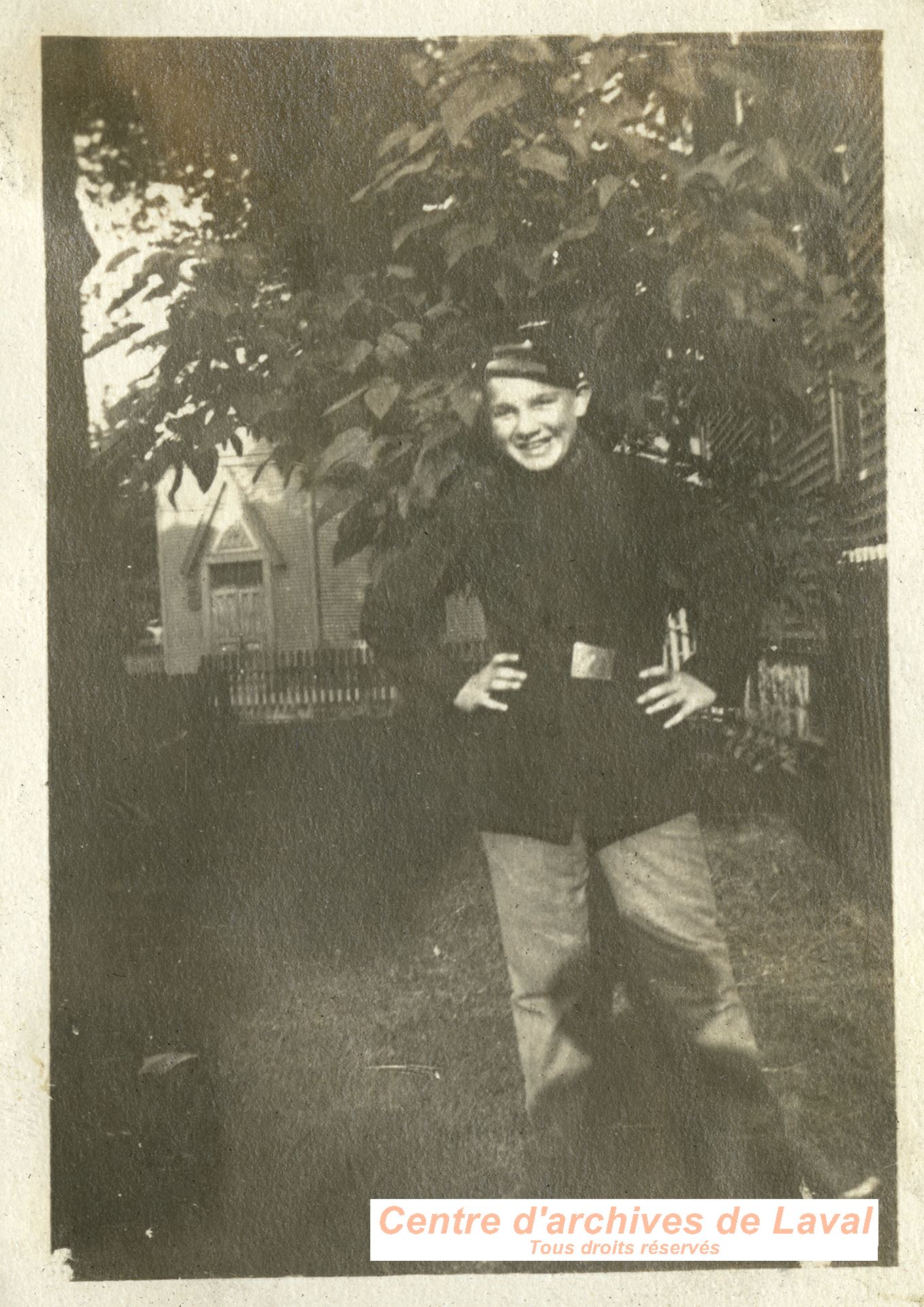 Portrait d'un jeune garon en uniforme