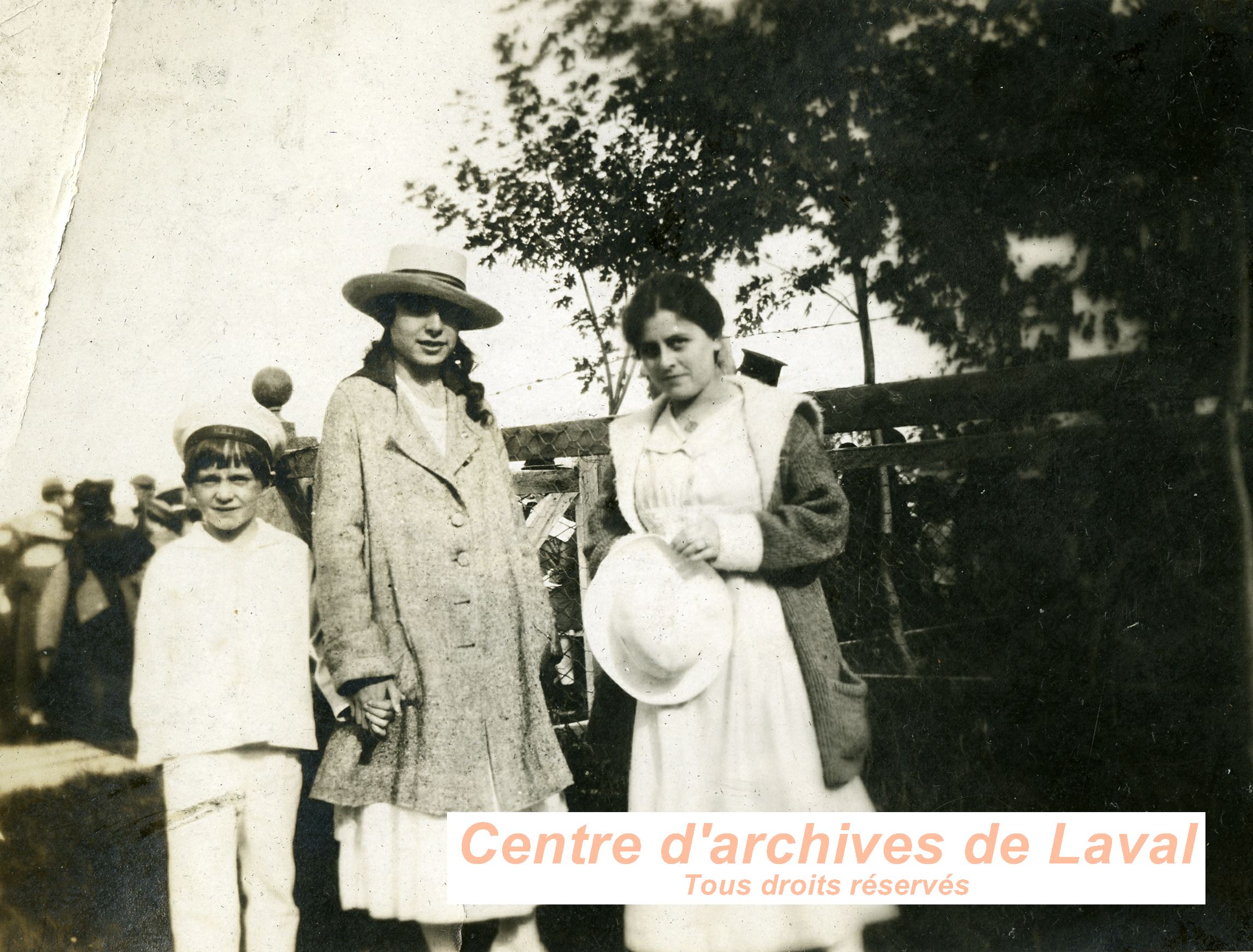 Portrait de deux femmes et un garon