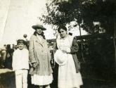 Portrait de deux femmes et un garon