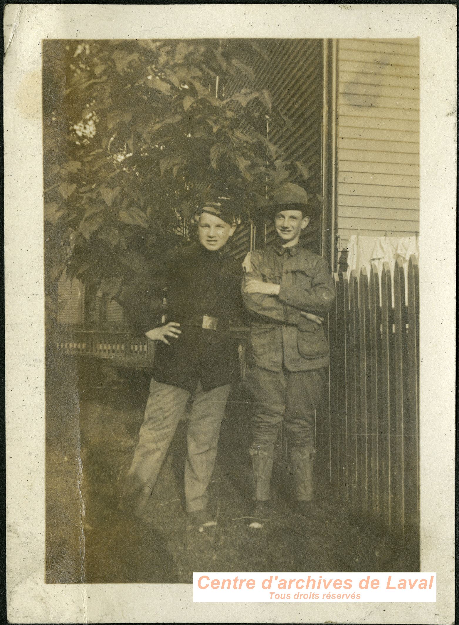 Portrait de deux jeunes garons en uniforme