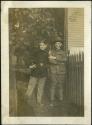 Portrait de deux jeunes garons en uniforme