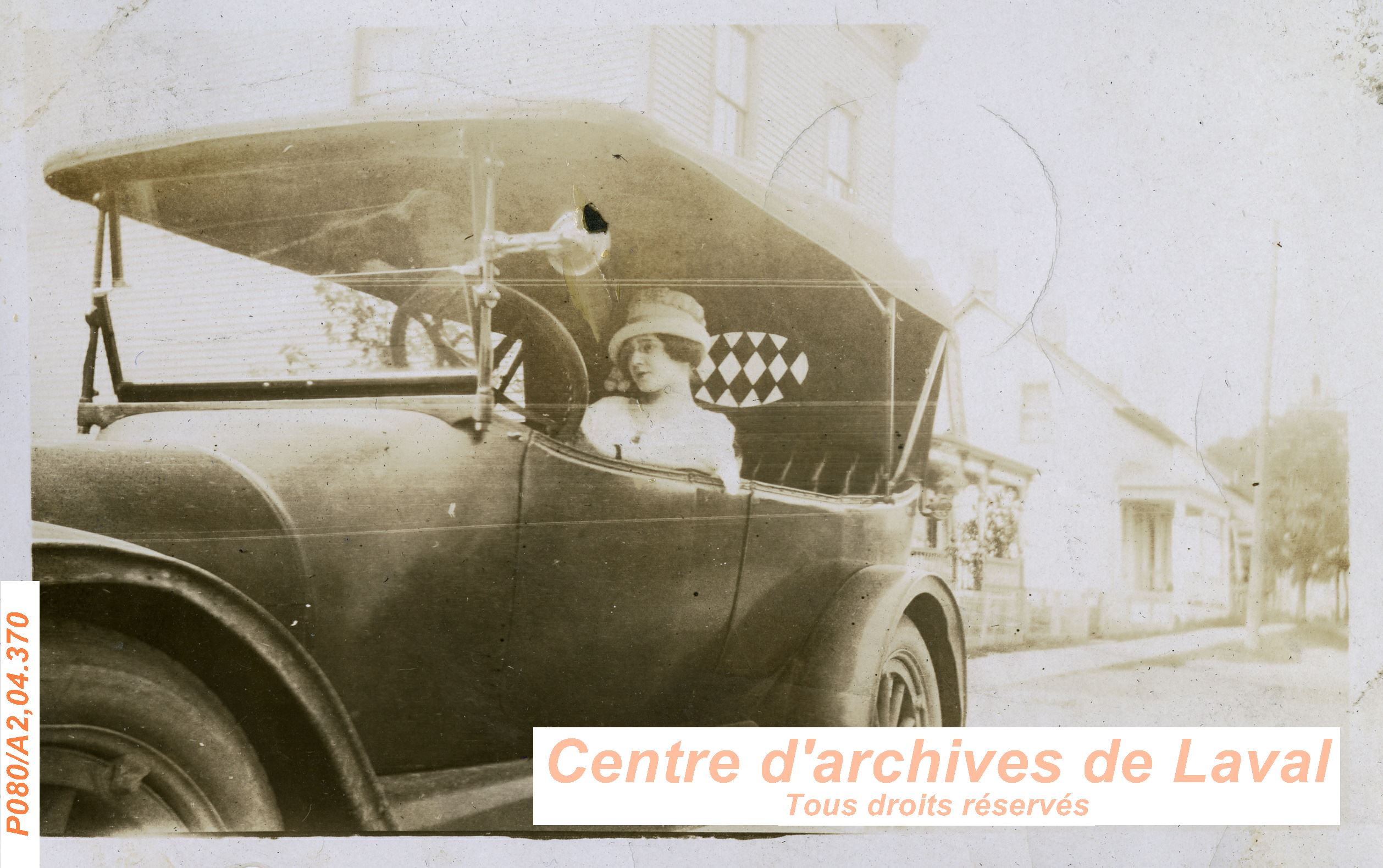 Femme assise dans une voiture