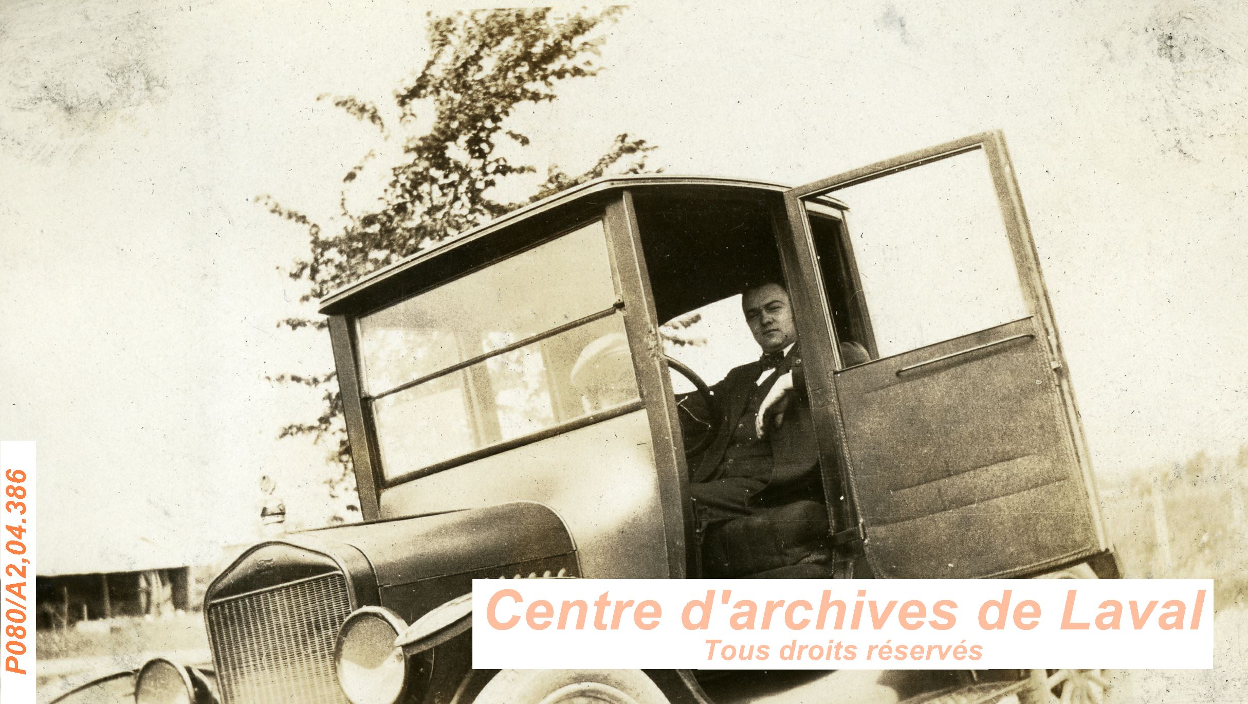 Homme au volant d'un cabriolet