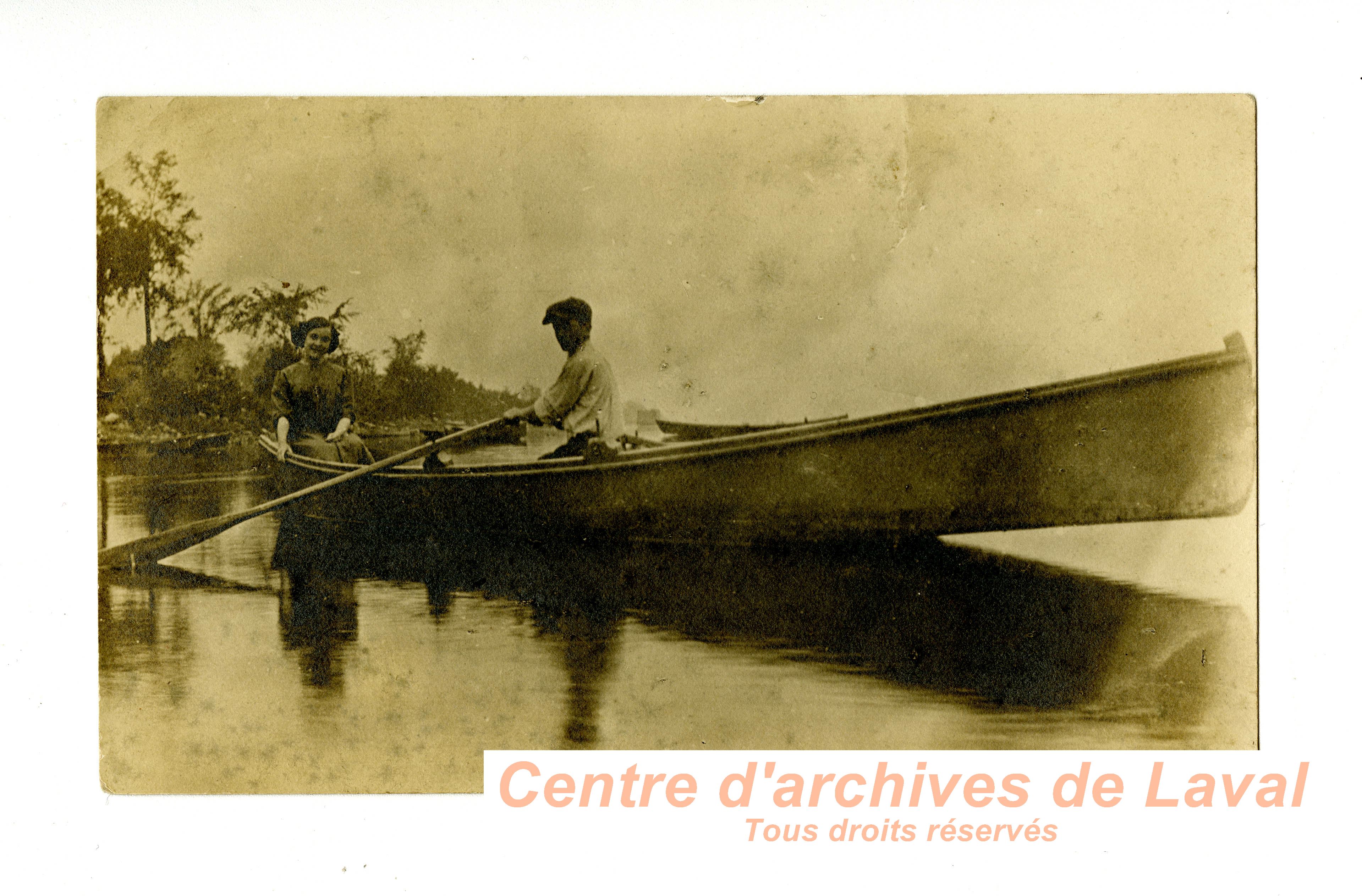 Couple en chaloupe sur la rivire des Prairies  Saint-Vincent-de-Paul.