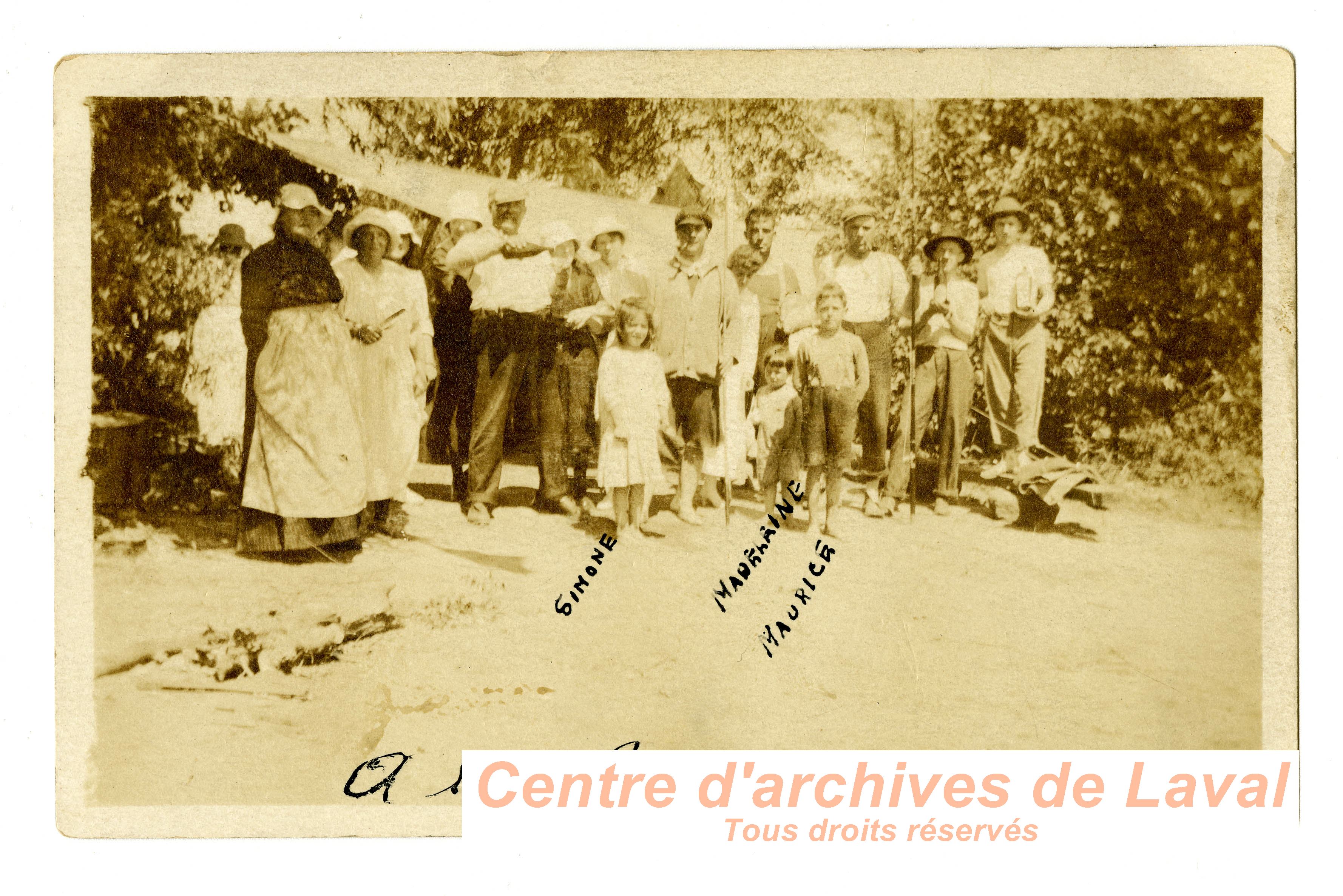 Portrait d'un groupe de Saint-Vincent-de-Paul en visite  l'le Rochon.