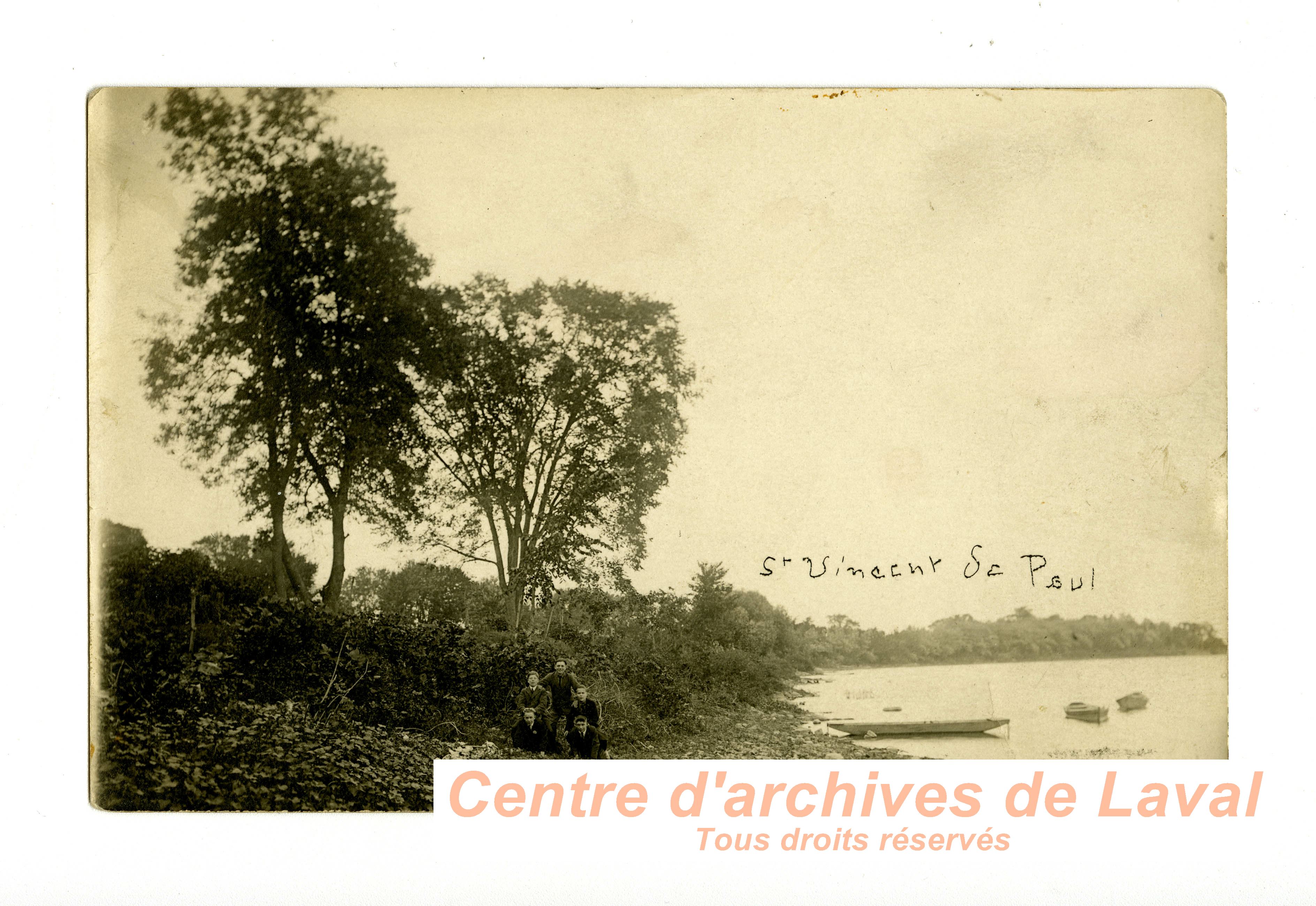 Jeunes hommes sur la rive de la rivire des Prairies  Saint-Vincent-de-Paul.