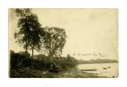 Jeunes hommes sur la rive de la rivière des Prairies à Saint-Vincent-de-Paul.