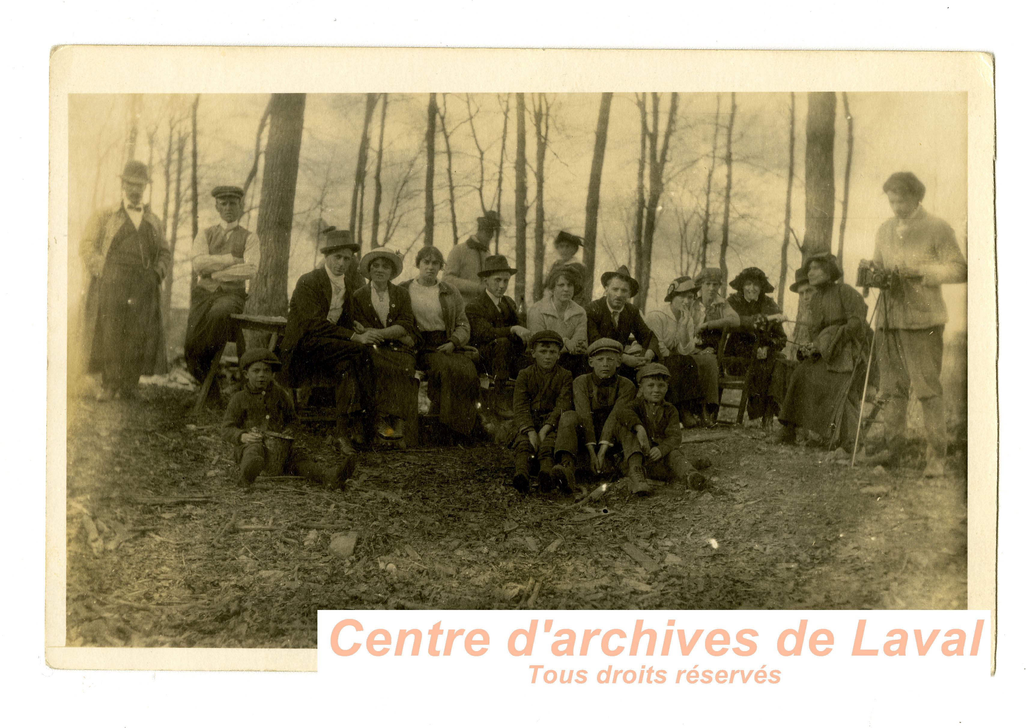 Partie de sucres dans un rang de Saint-Vincent-de-Paul vers 1915.