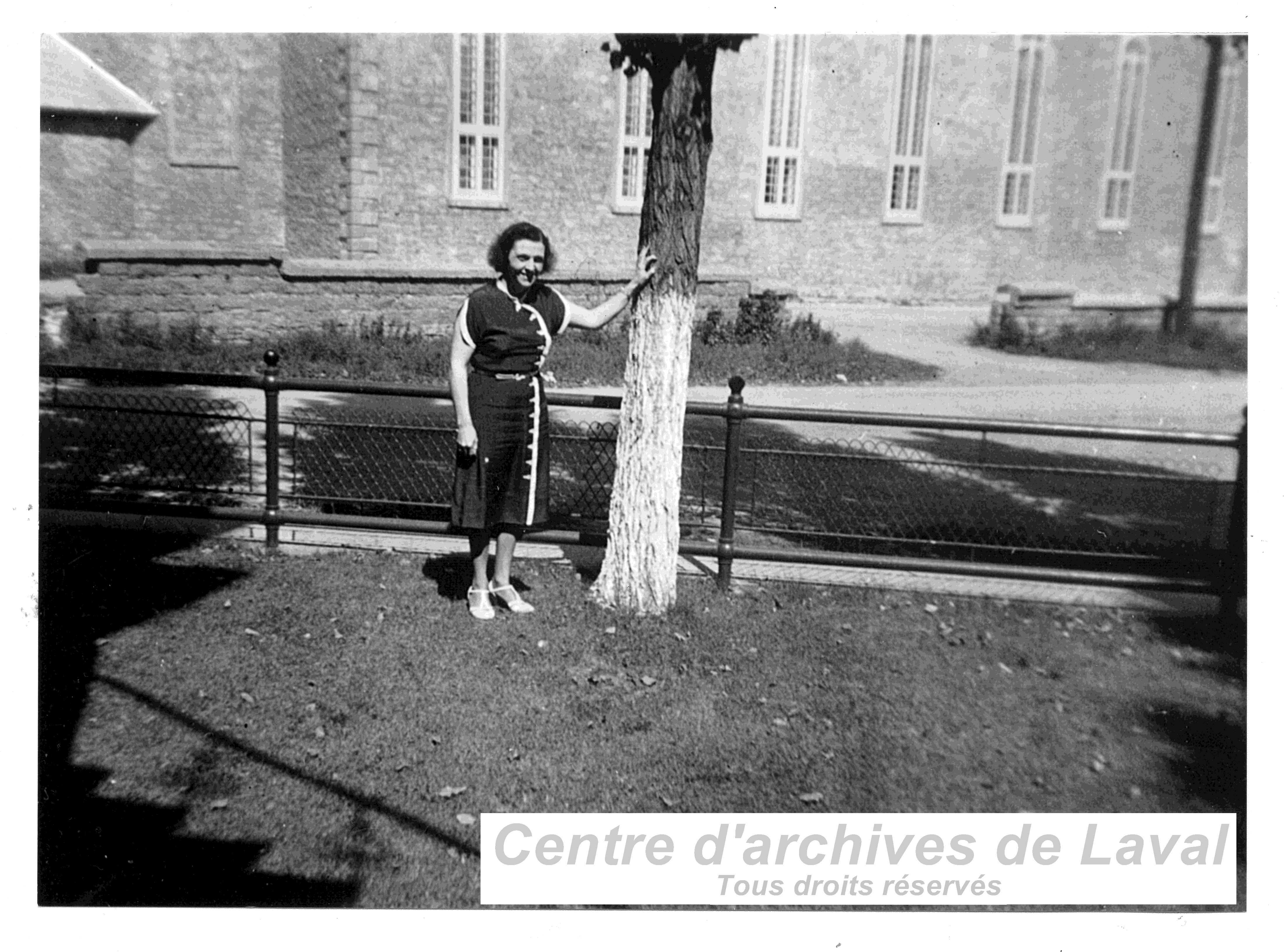 Edme Auclair devant l'glise de Saint-Vincent-de-Paul.