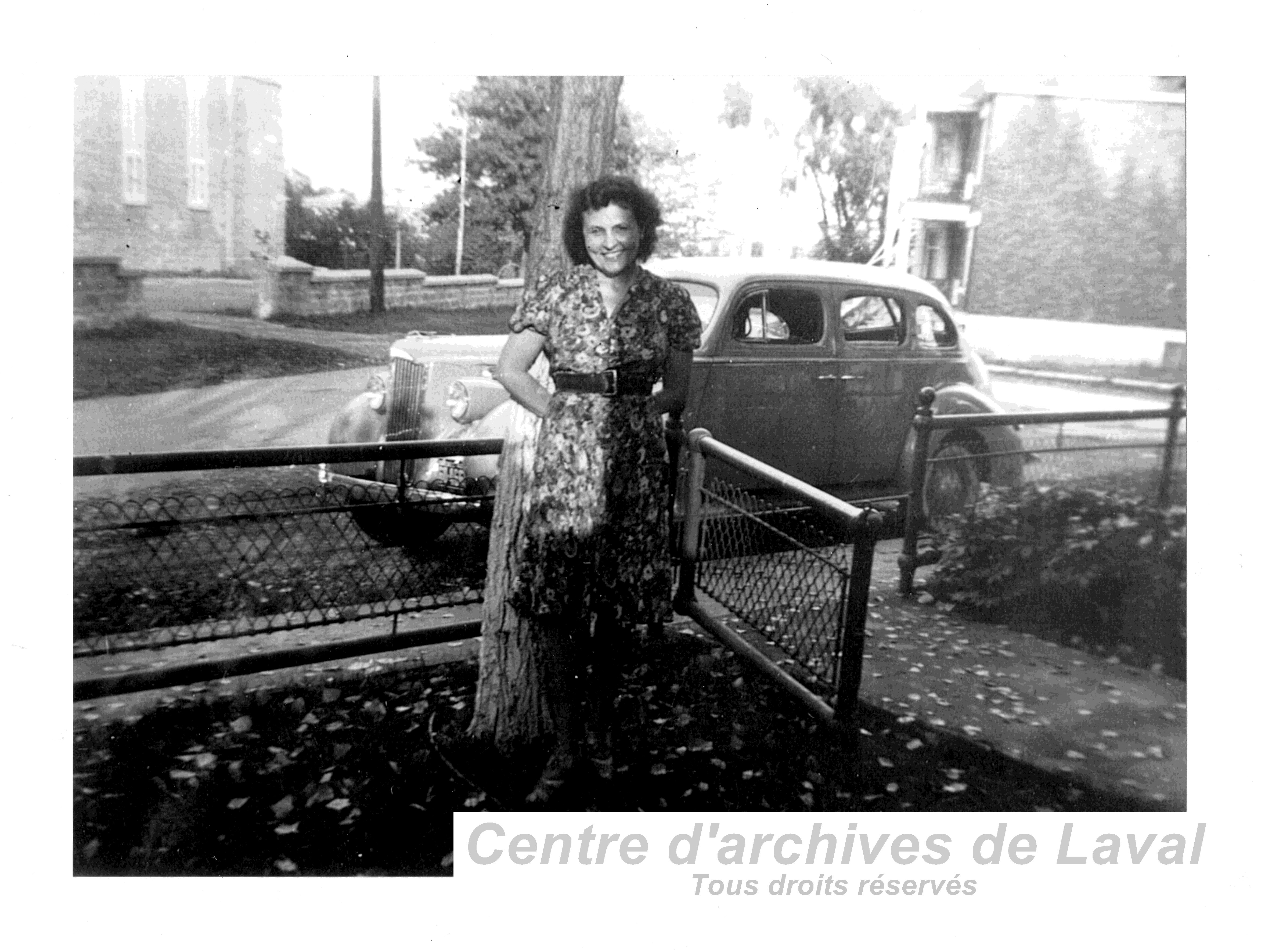 Germaine Auclair devant l'glise de Saint-Vincent-de-Paul.