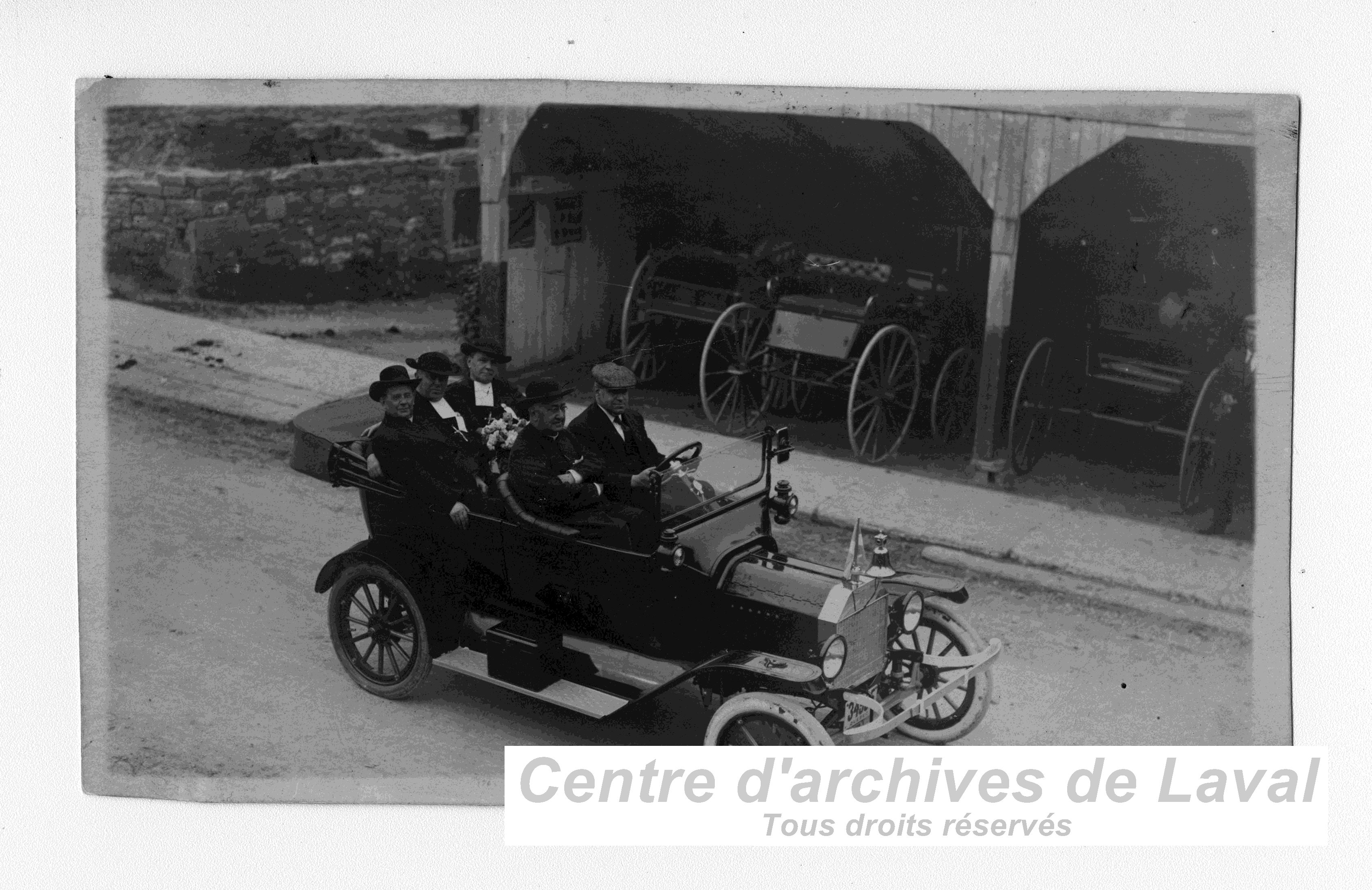 L'abb Therrien conduisant sa voiture  Saint-Vincent-de-Paul.