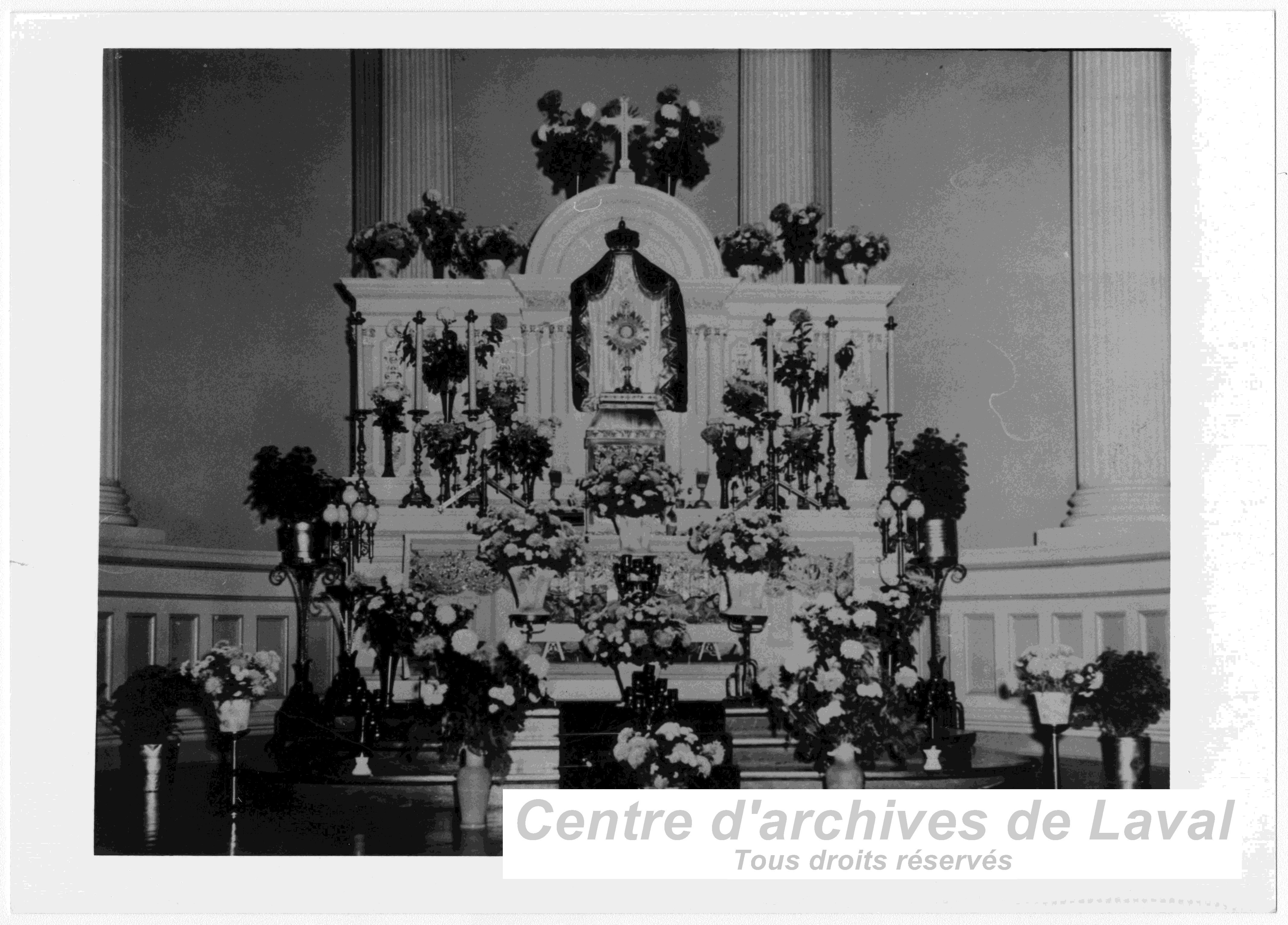 L'autel principal de l'glise de Saint-Vincent-de-Paul.