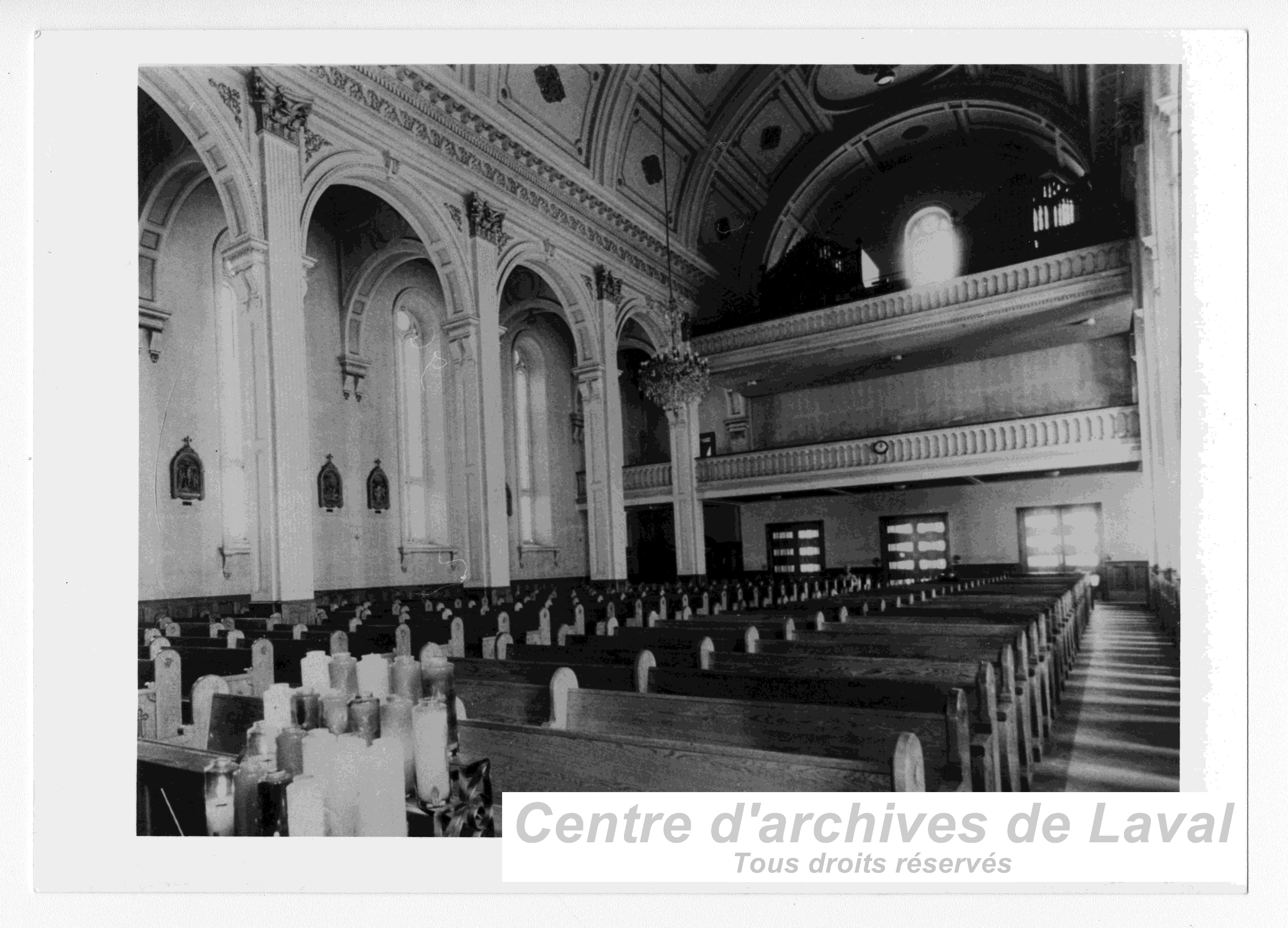 Le narthex de l'glise Saint-Vincent-de-Paul.