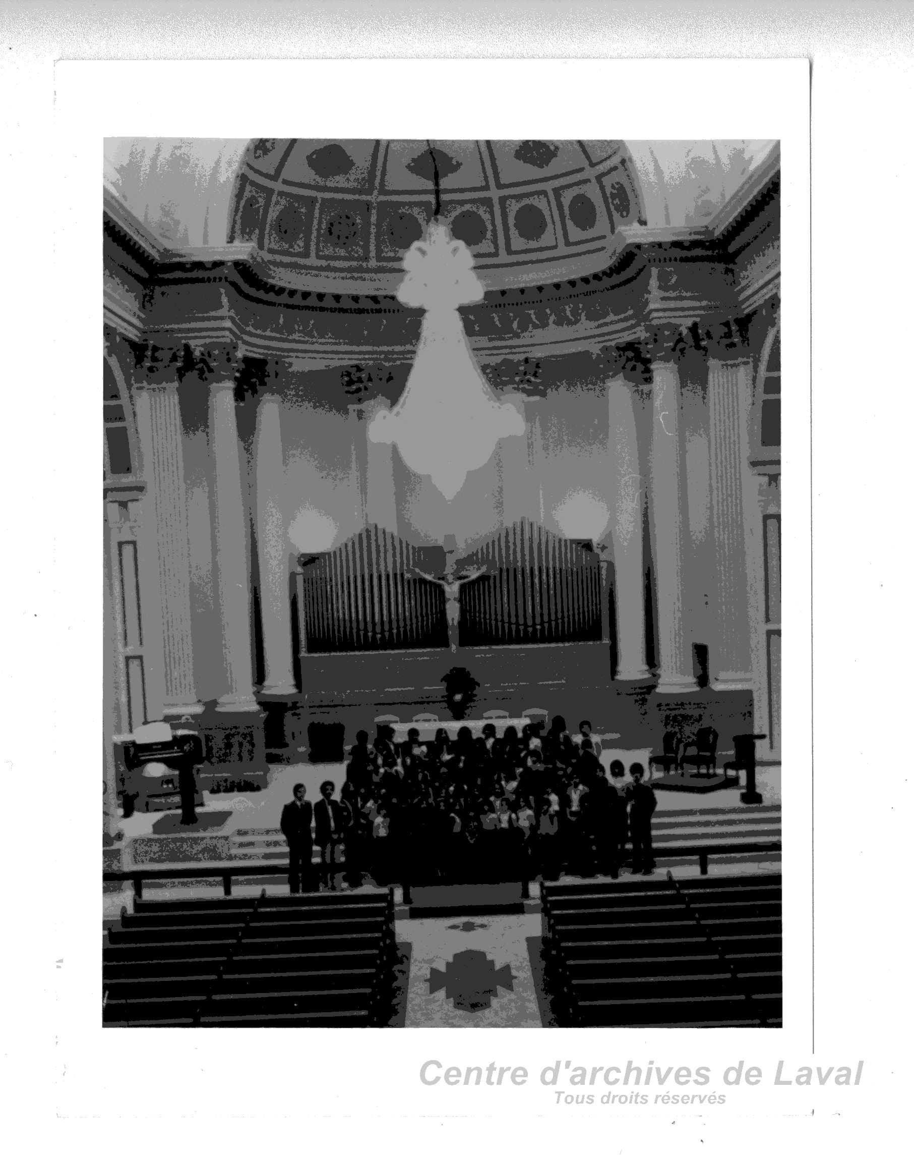 Une chorale chante dans le choeur de l'glise Saint-Vincent-de-Paul.