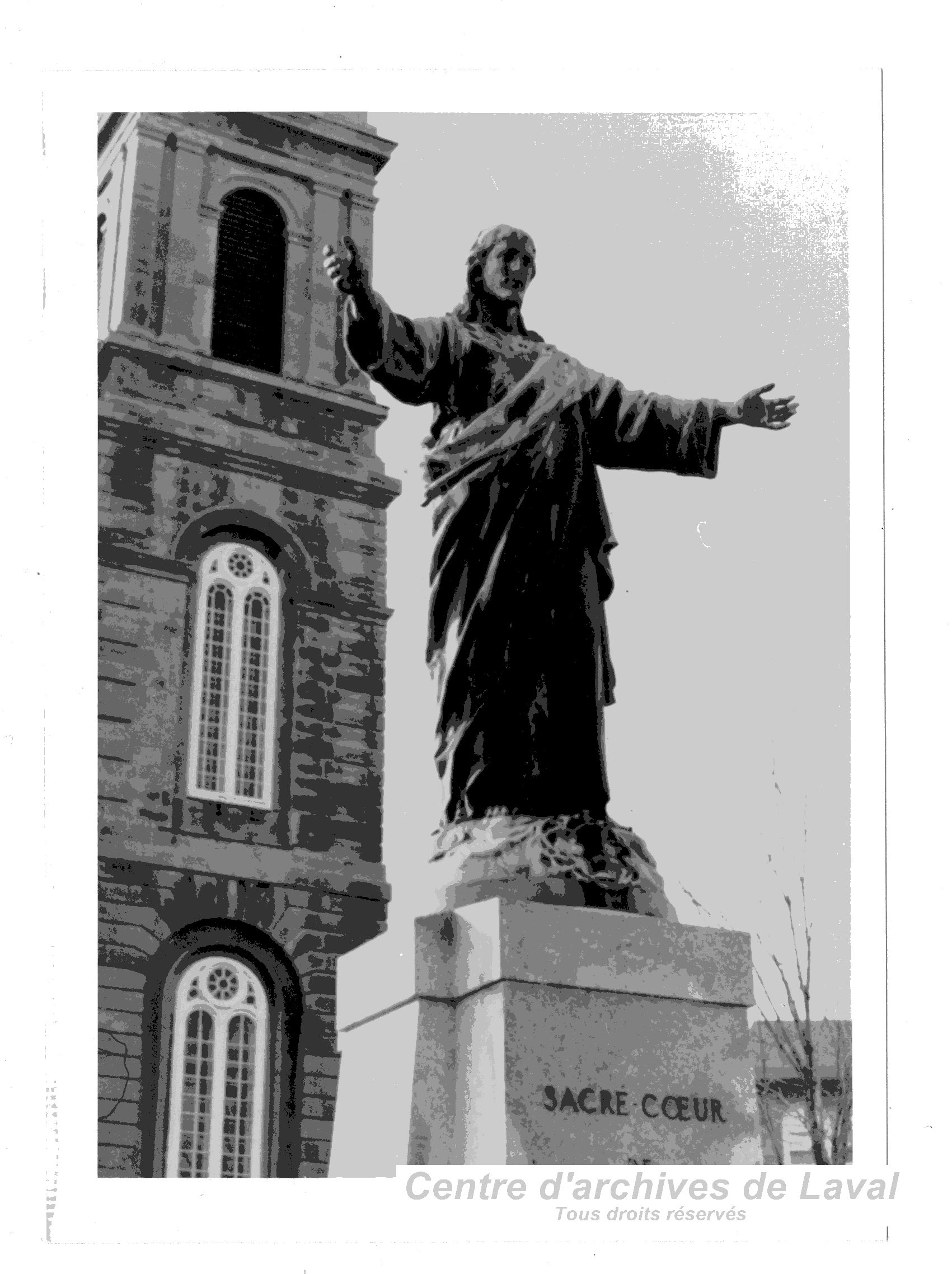 Le Sacr-Coeur de Jsus devant l'glise Saint-Vincent-de-Paul.