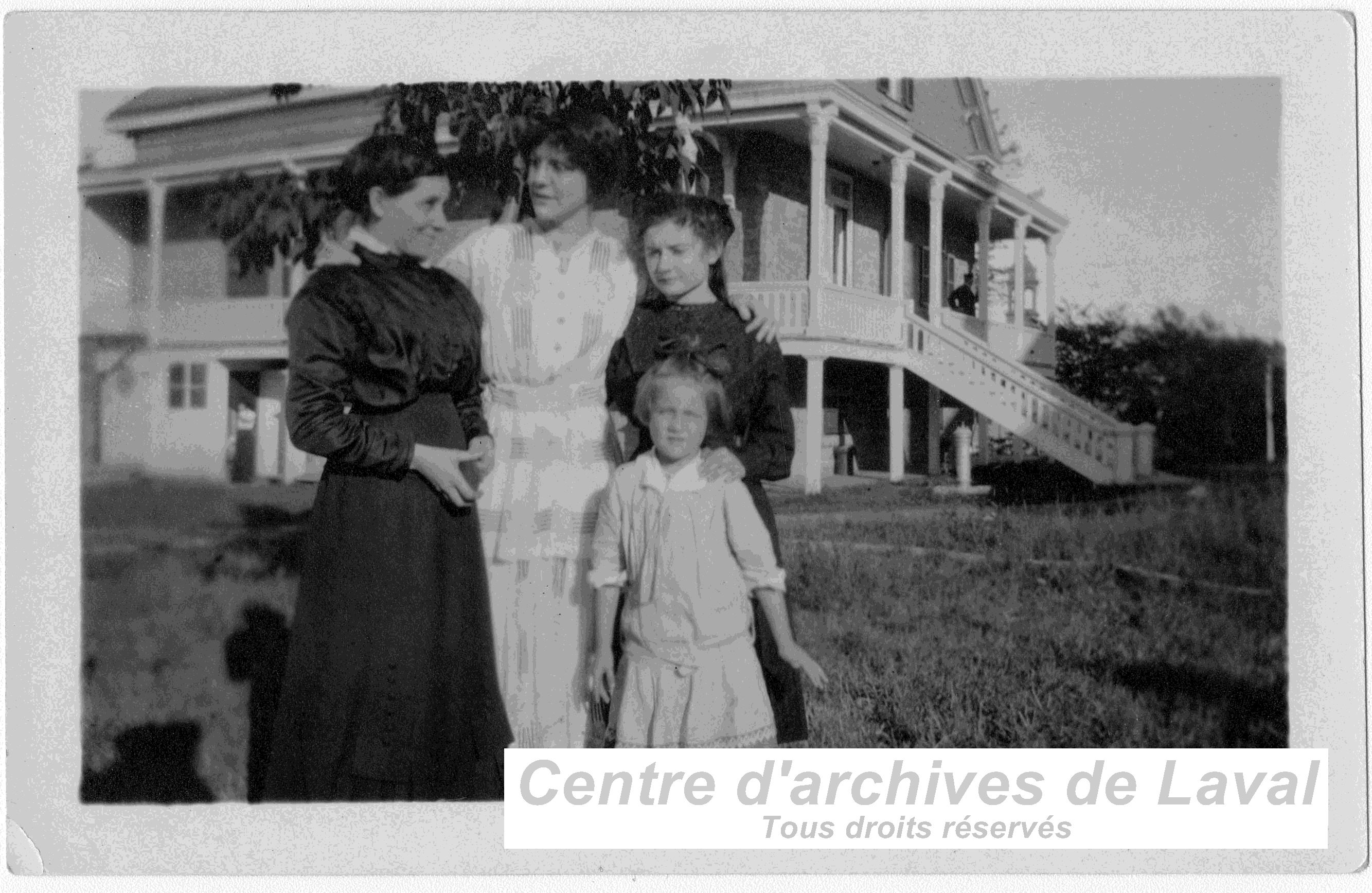 Alice Auclair et trois inconnues  Saint-Vincent-de-Paul.