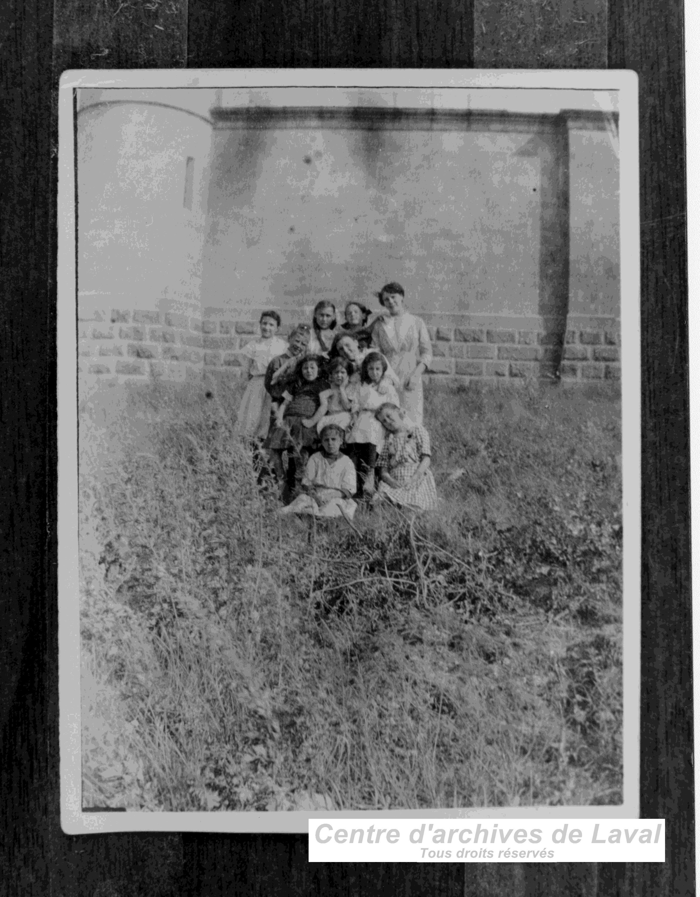 Les soeurs Auclair et un groupe de fillettes,  Saint-Vincent-de-Paul, vers 1907.