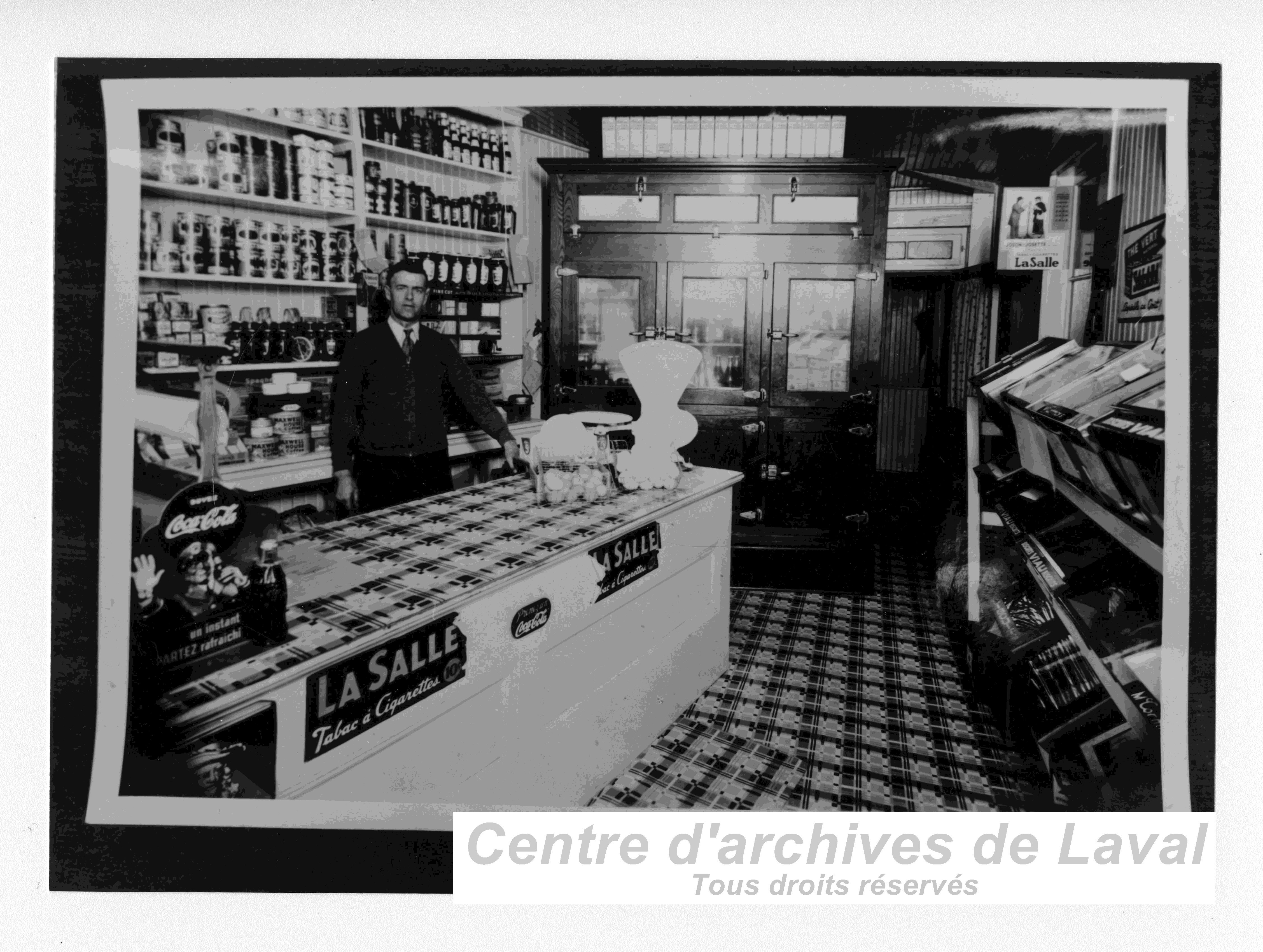 Le magasin gnral d'Aldric Dsautels  Saint-Vincent-de-Paul, en 1938.