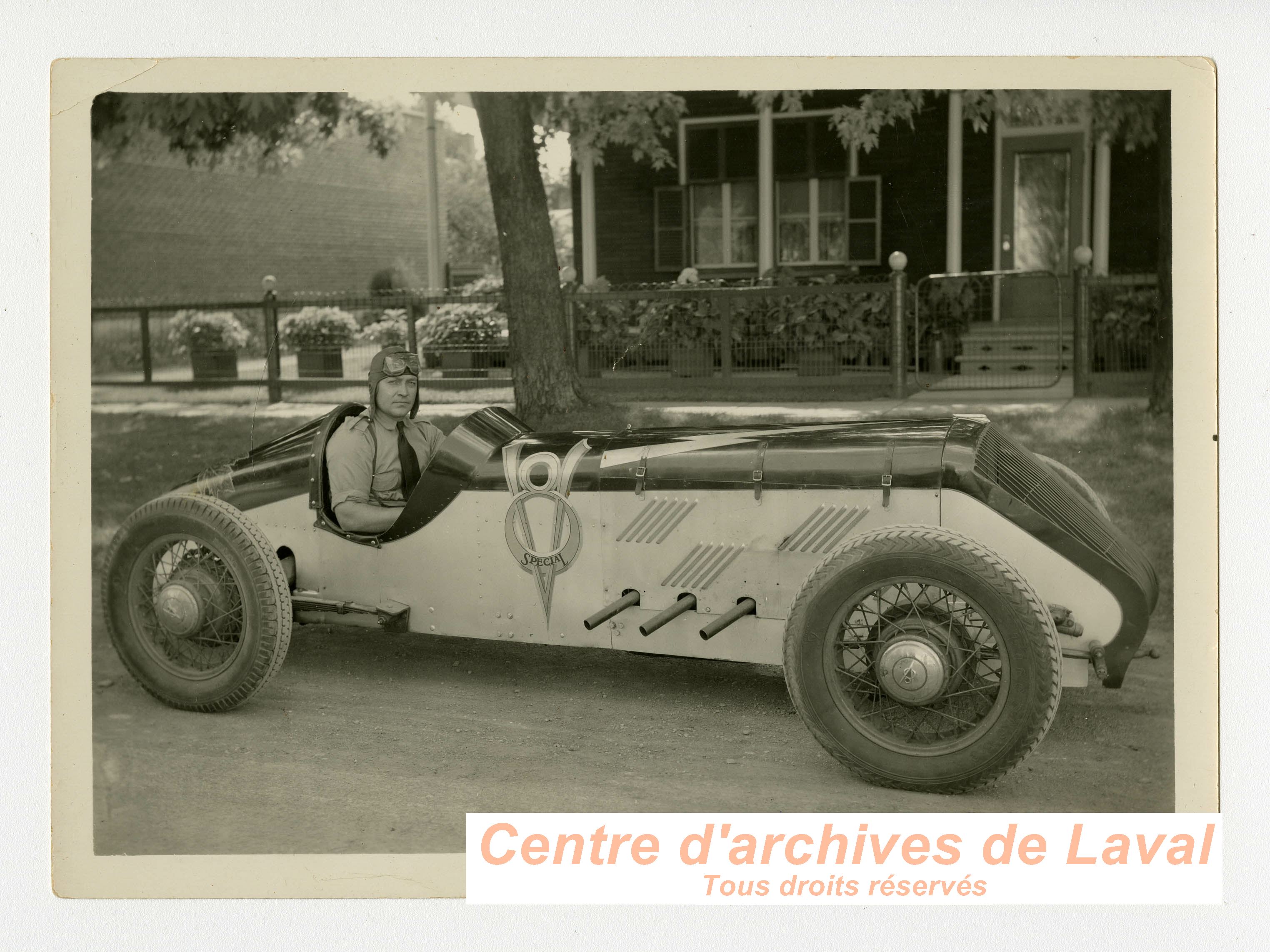 Adlard Pit Poirier dans sa voiture de course  Saint-Vincent-de-Paul.