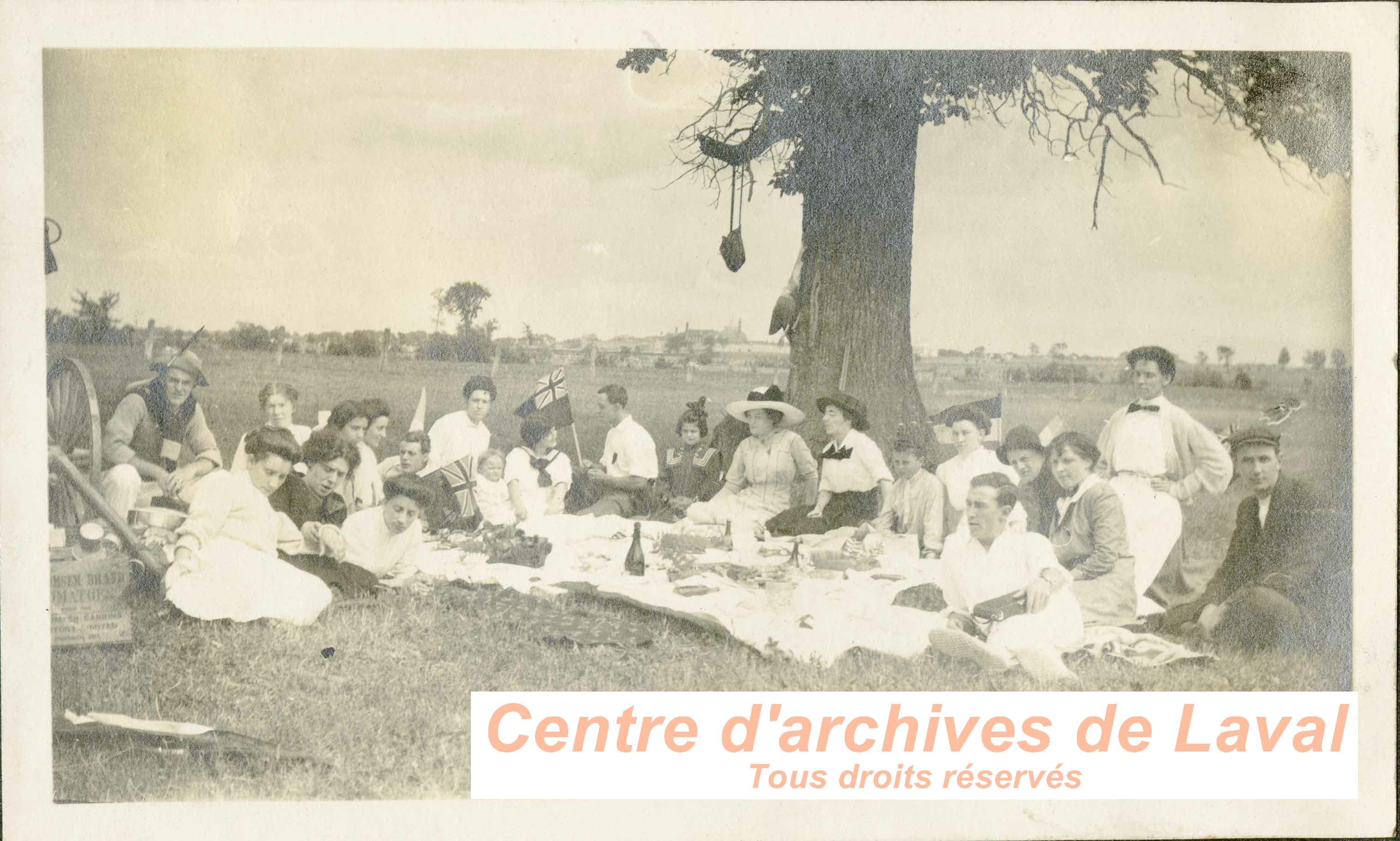 La famille Bisson et des amis en pique-nique, vers 1910.