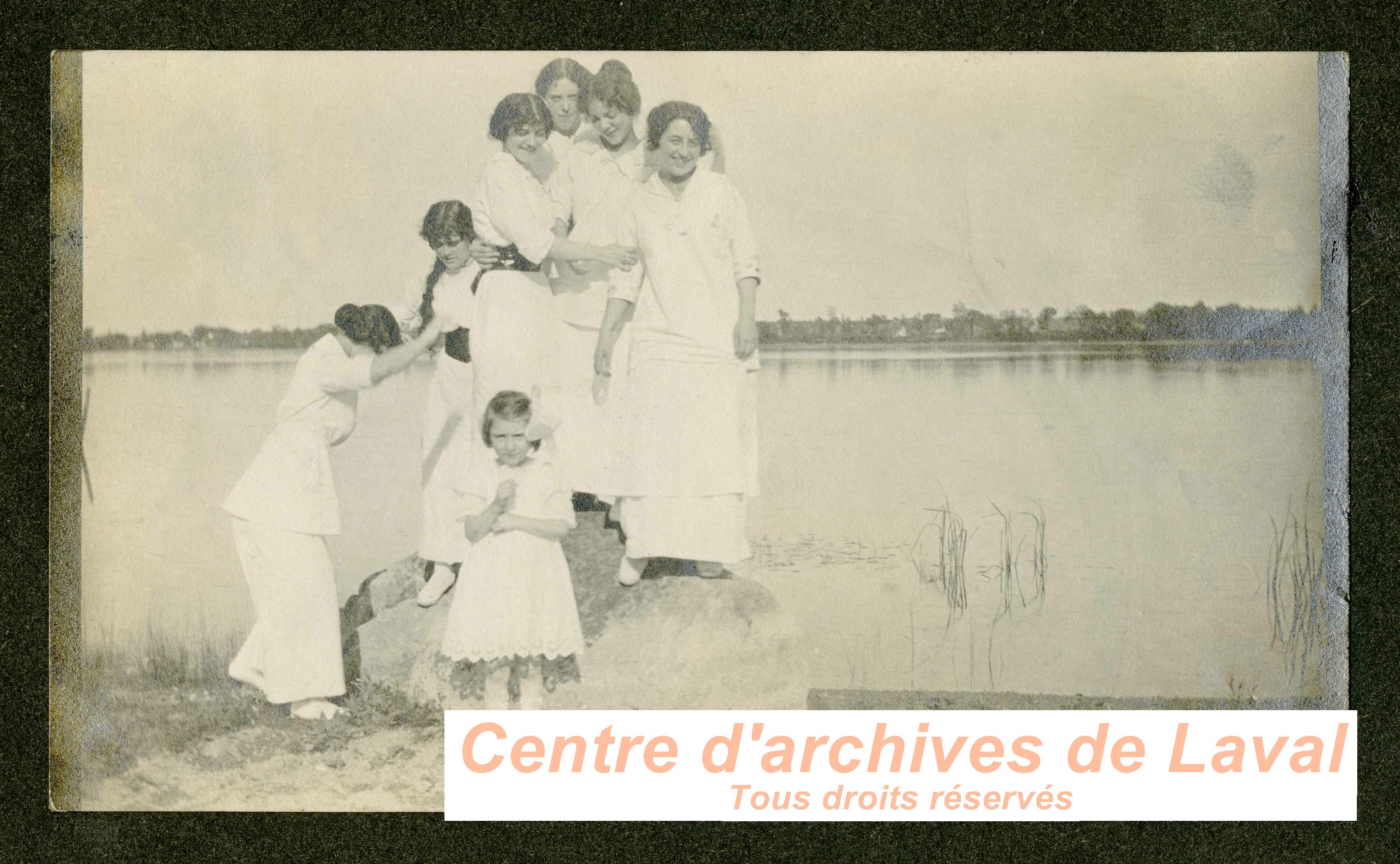 Membres de la famille Cyrille Bisson sur les berges de la Rivire des Prairies.