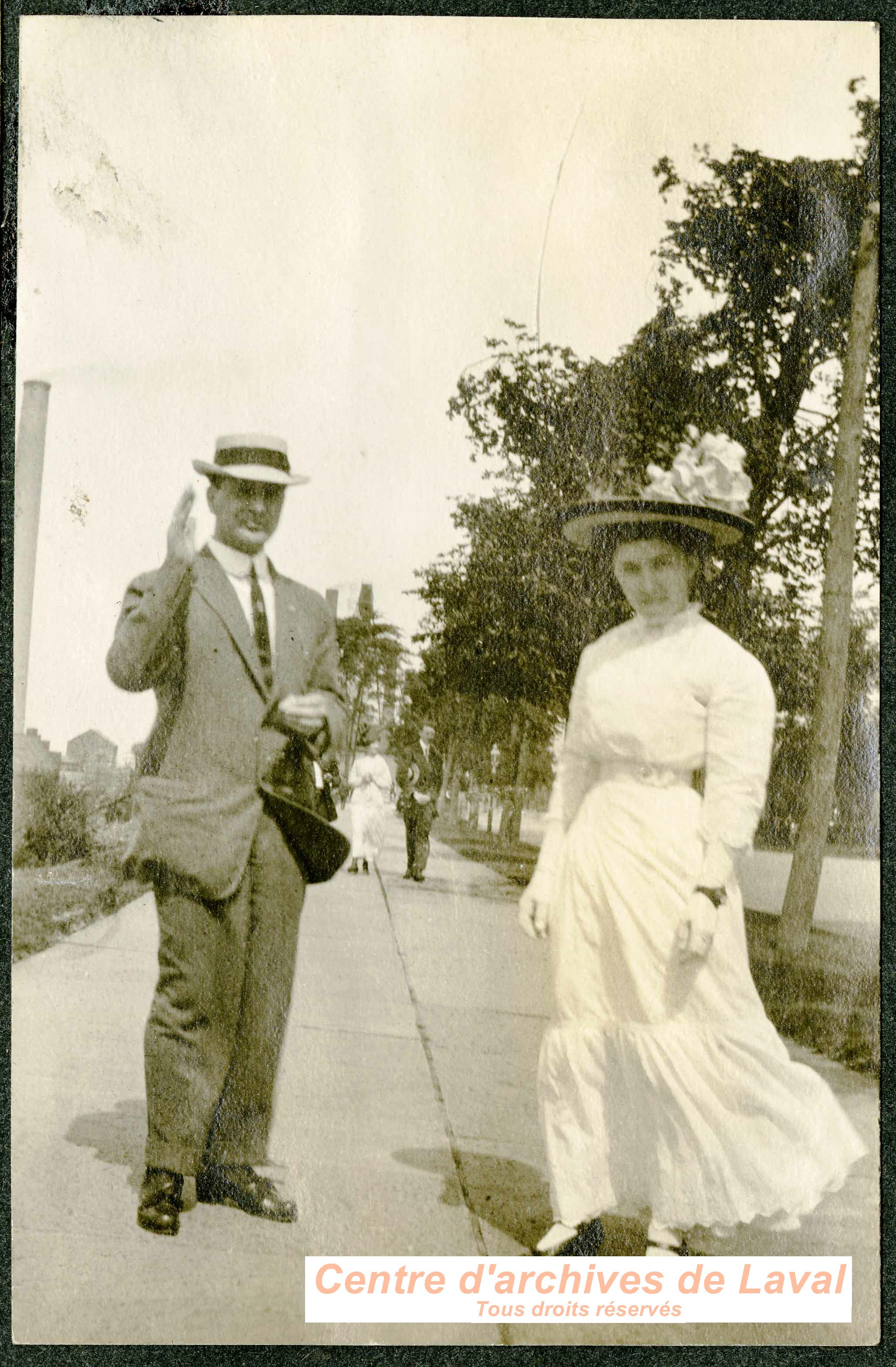 Ernestine Bisson et un ami aux chutes Niagara.