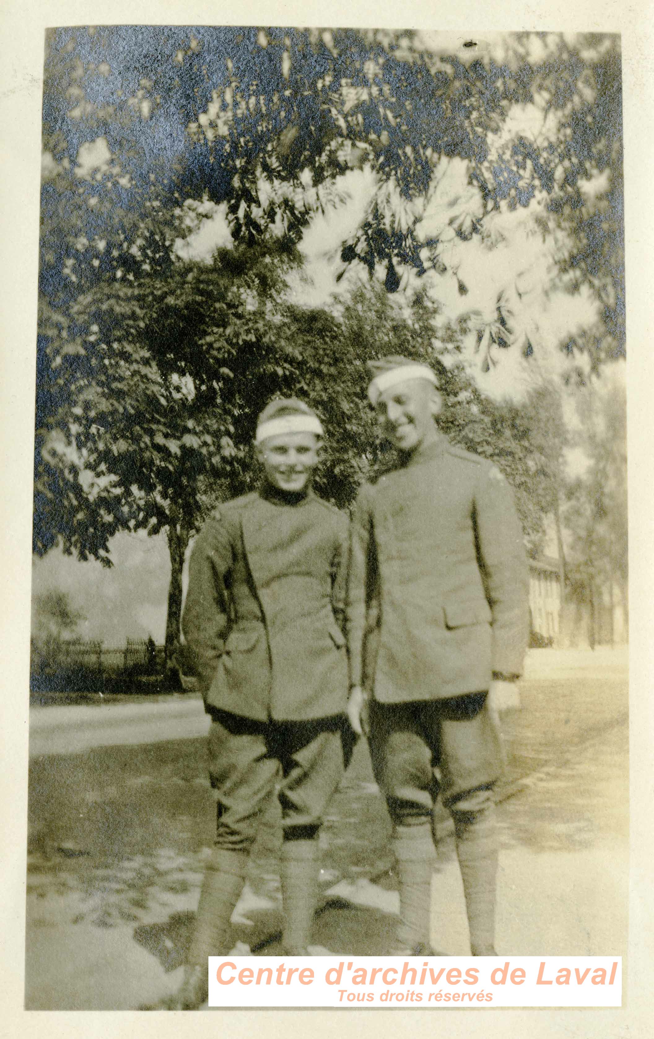 Deux jeunes hommes en uniforme militaire, vers 1914.