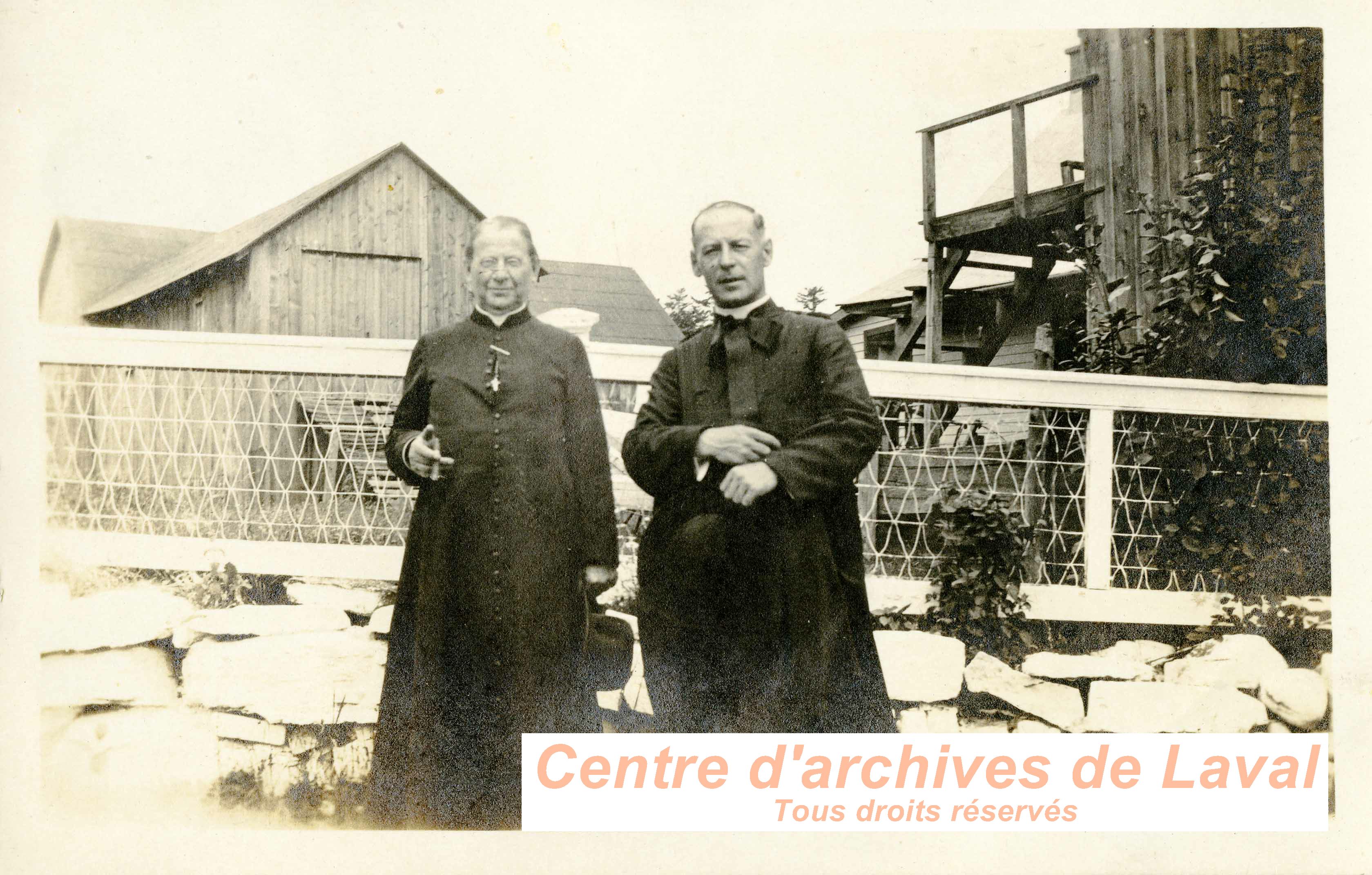 Deux hommes d'glise  Saint-Vincent-de-Paul, vers 1915.