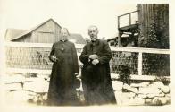 Deux hommes d'église à Saint-Vincent-de-Paul, vers 1915.