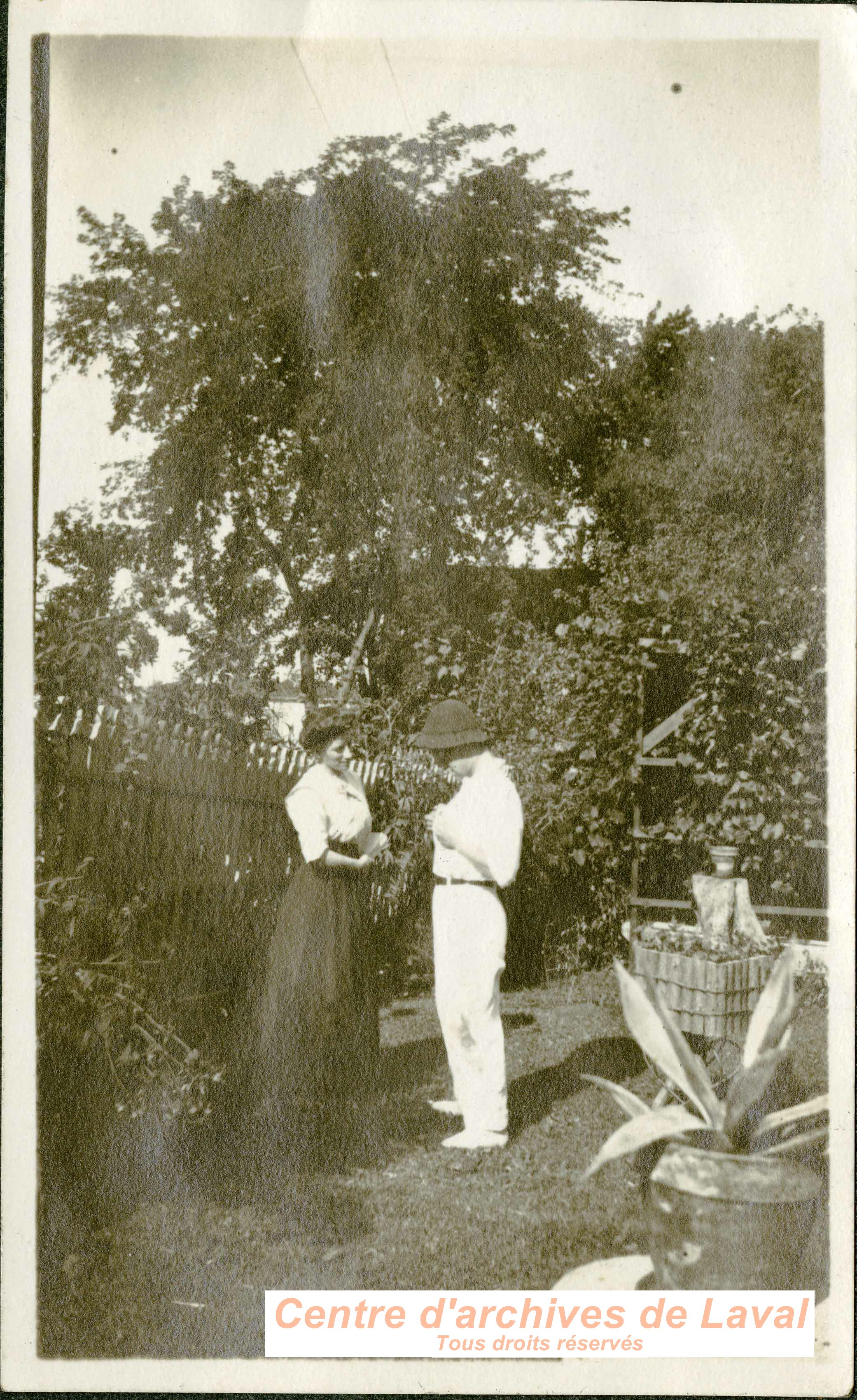 Dans le jardin, chez Cyrille Bisson,  Saint-Vincent-de-Paul, vers 1915.