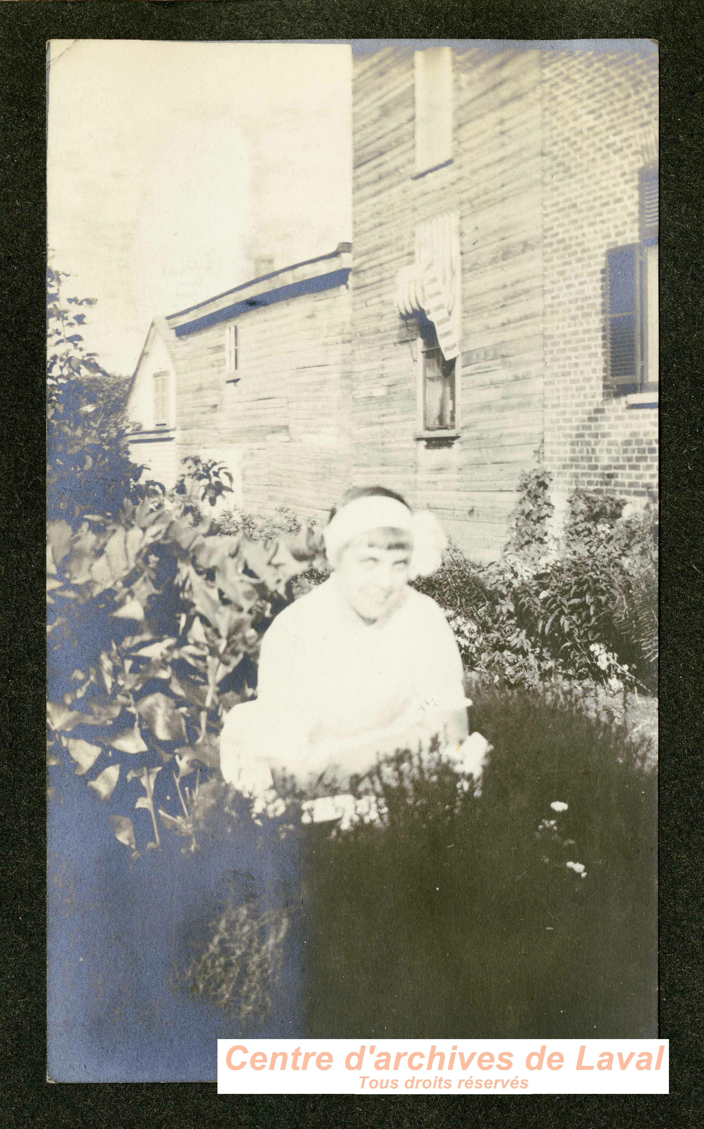 Jeune femme dans un jardin.