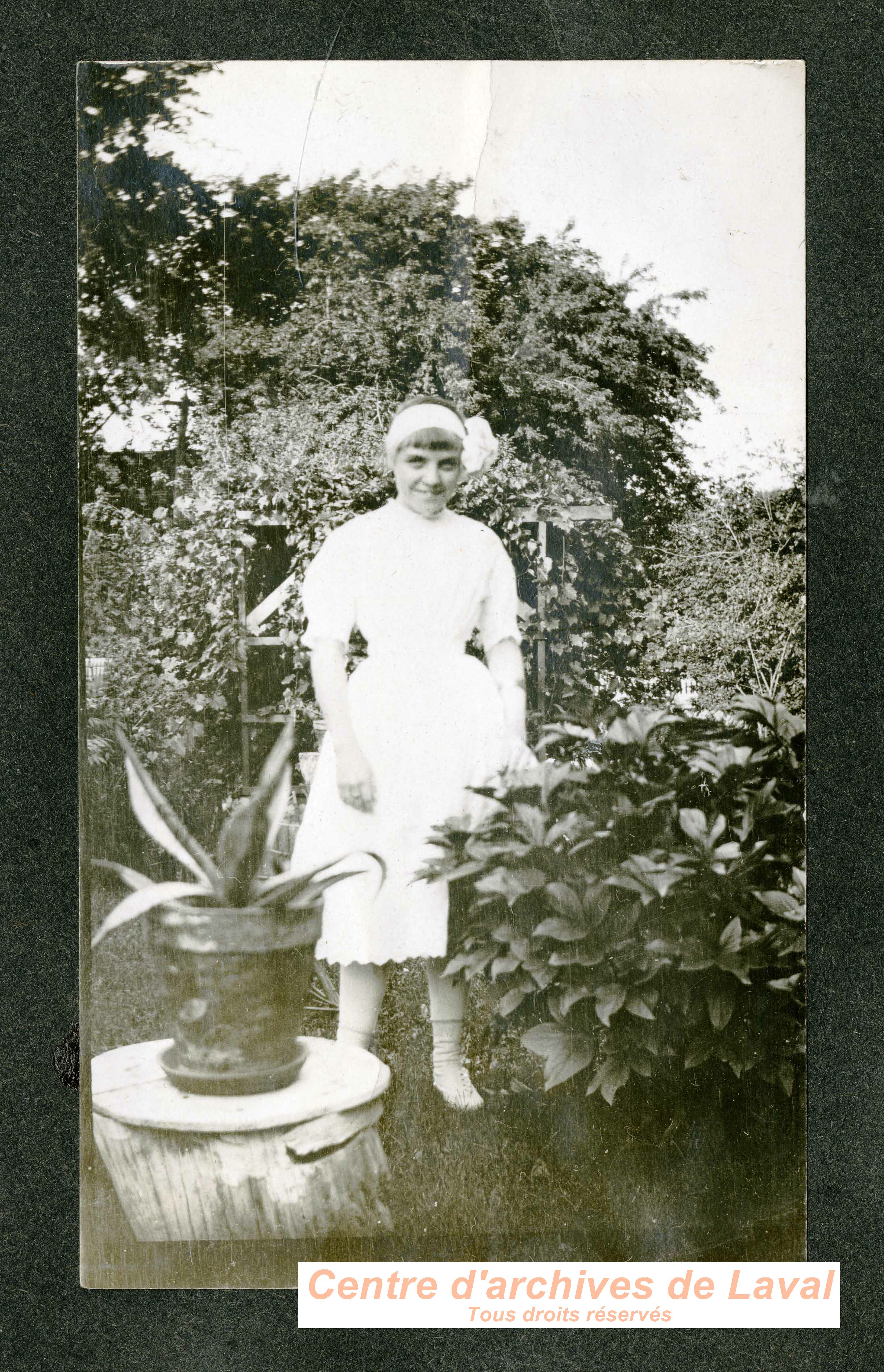 Jeune femme dans un jardin.