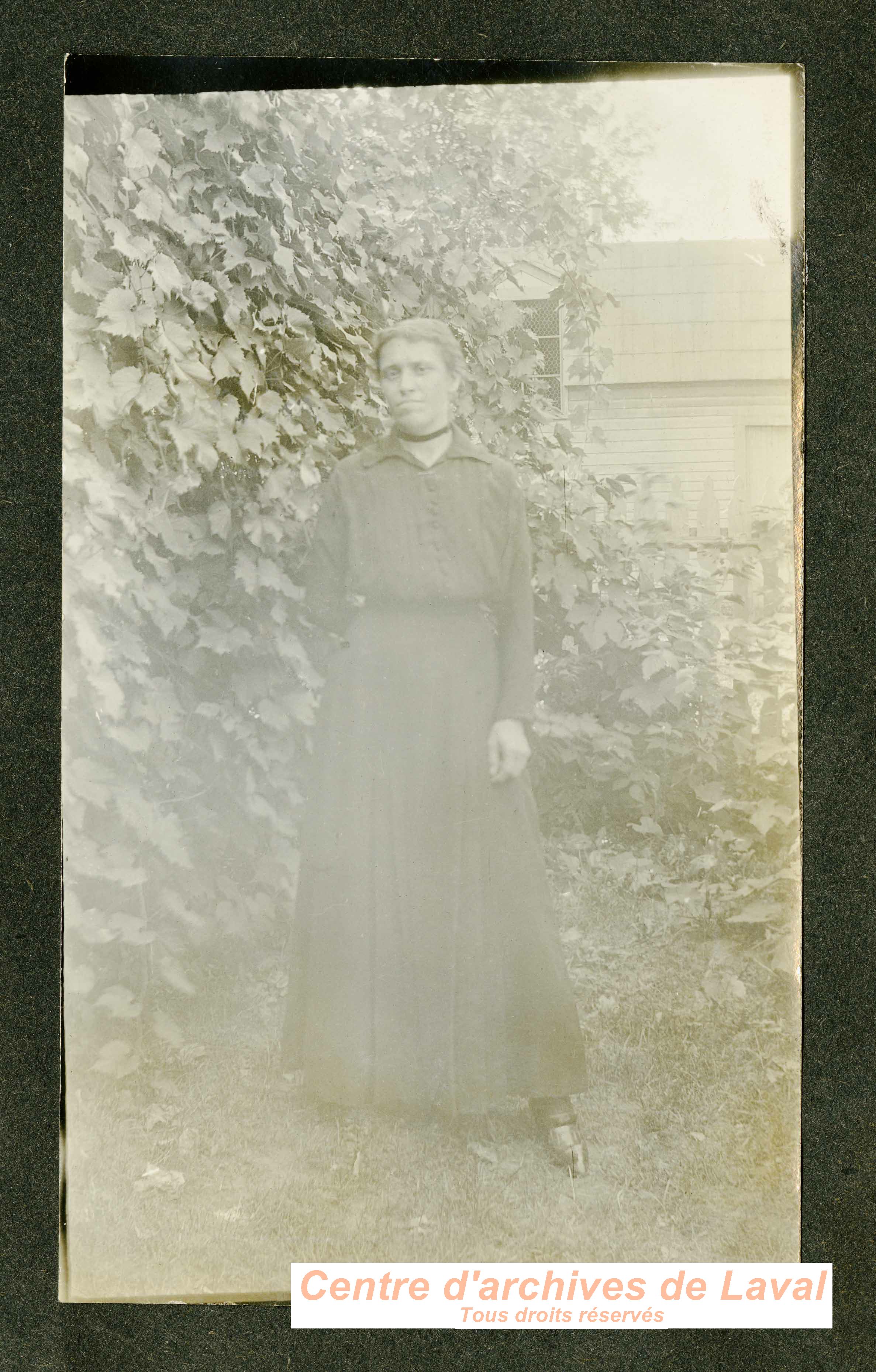 Jeune femme dans un jardin.