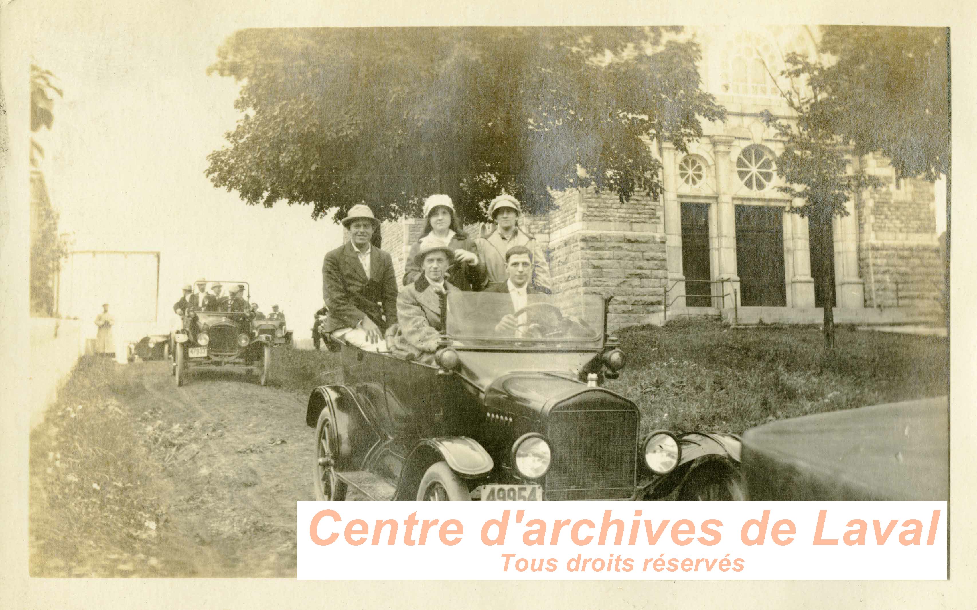 Groupe d'hommes et de femmes en expdition touristique  Saint-Sauveur.