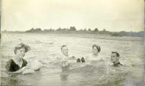 Groupe de baigneurs, vers 1915.