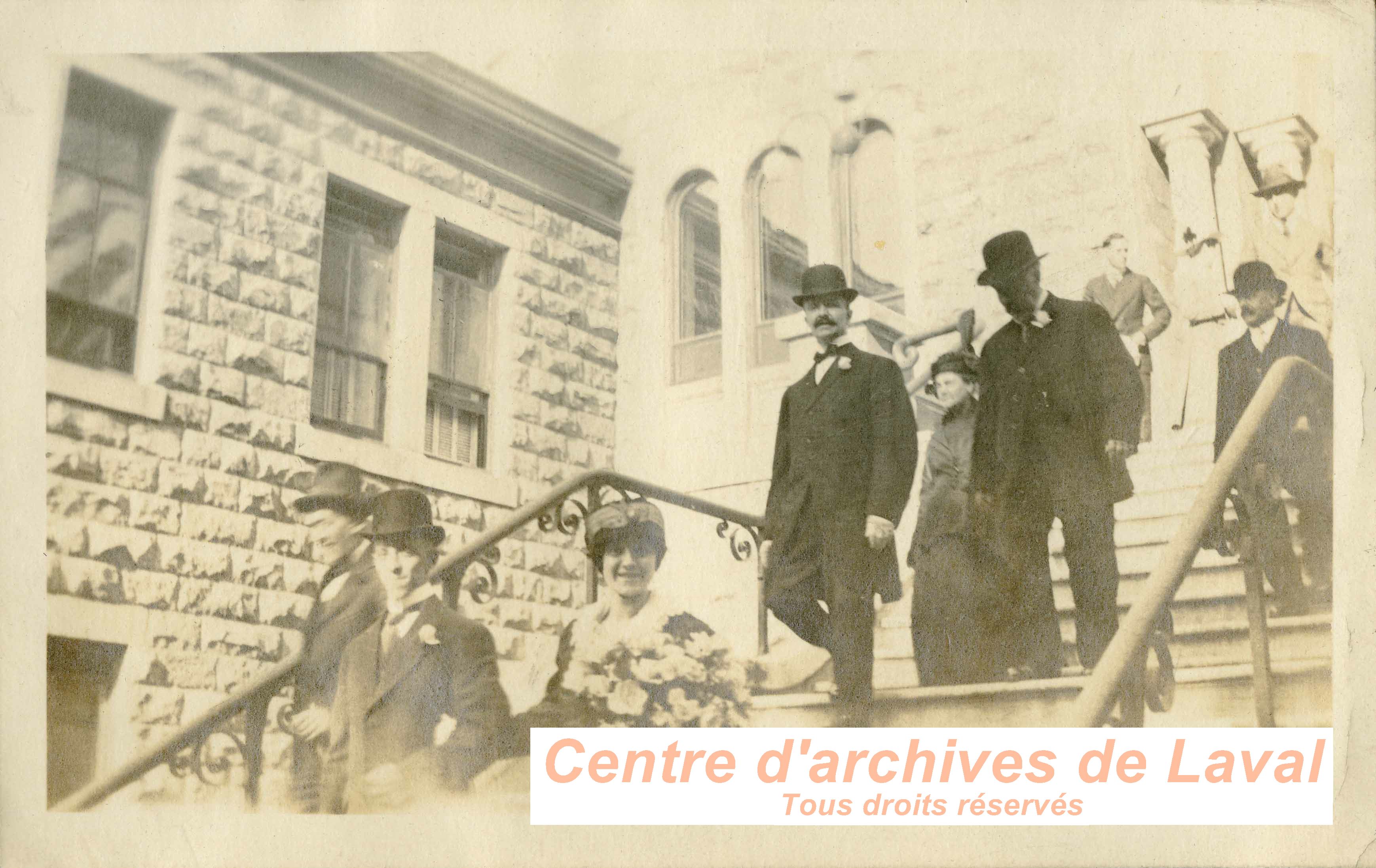 Groupe de personnes sortant d'une glise.