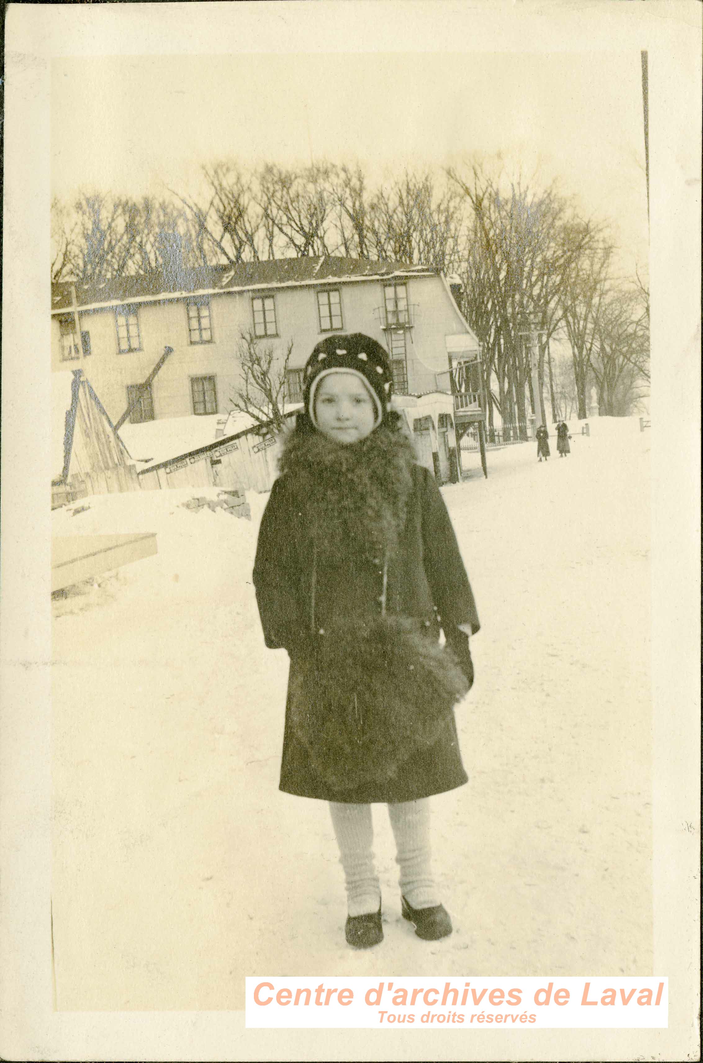 Jeune fille en hiver.