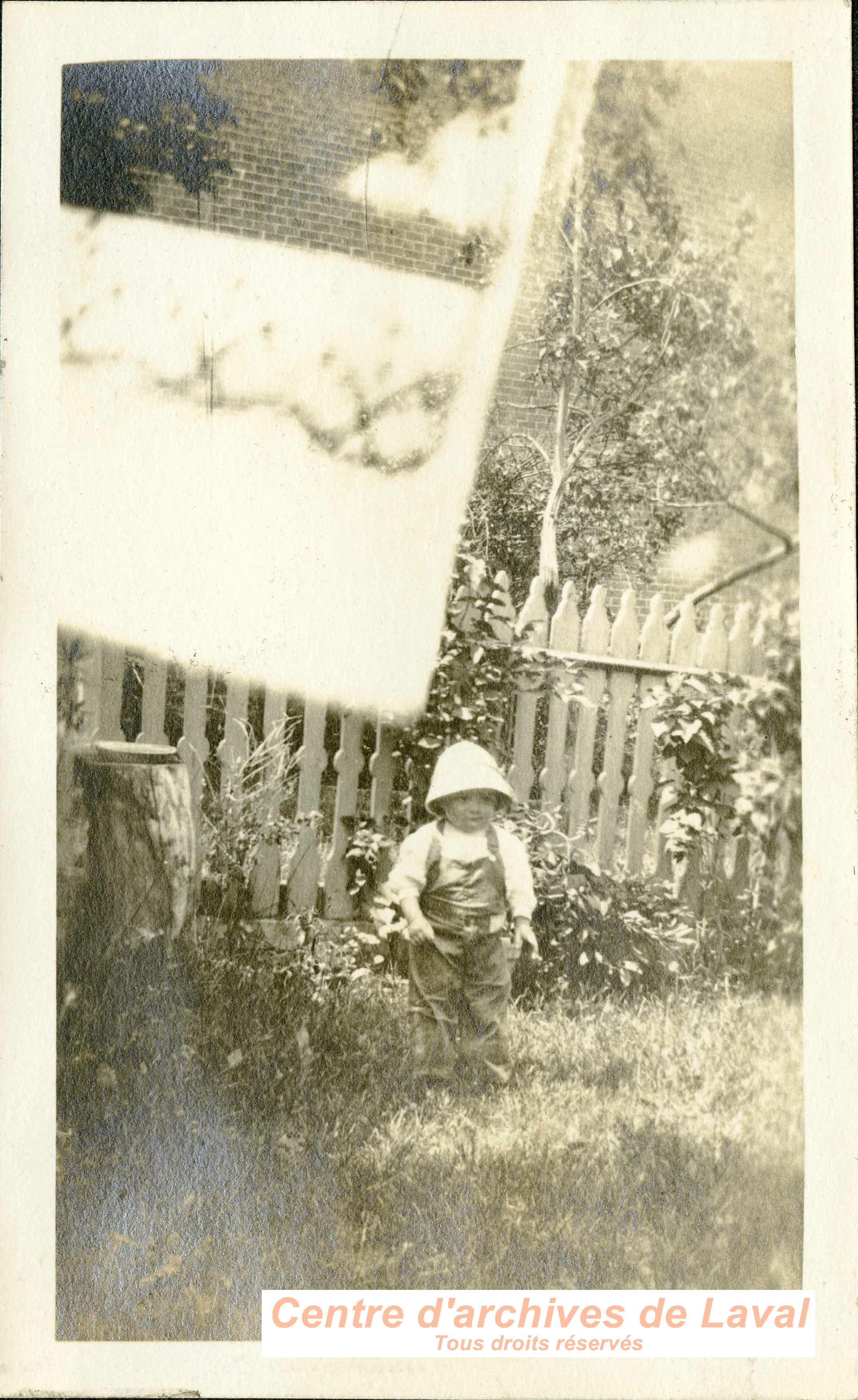 Enfant dans un jardin.