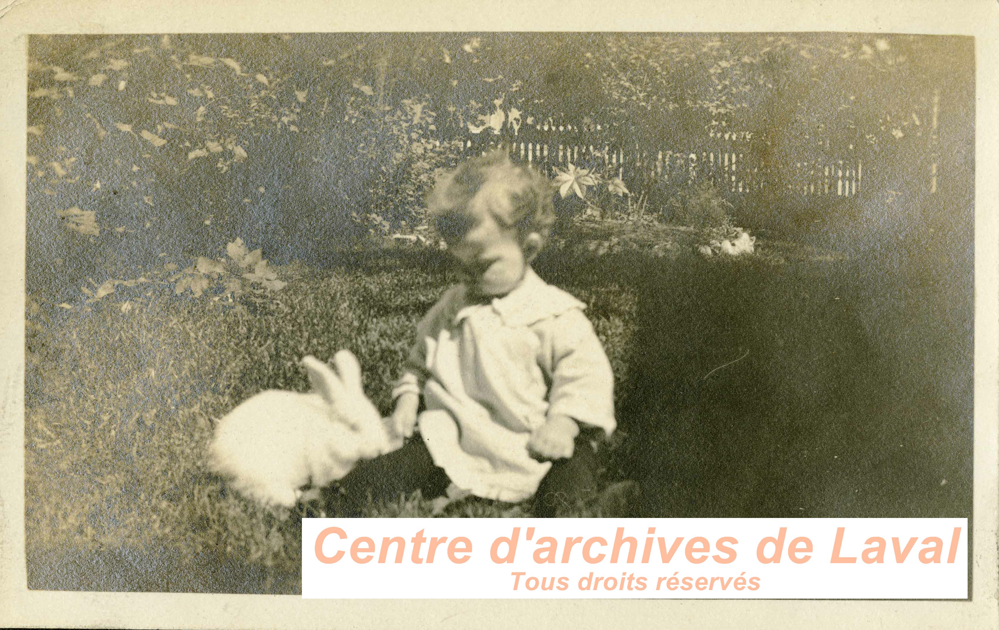 Enfant et lapin.