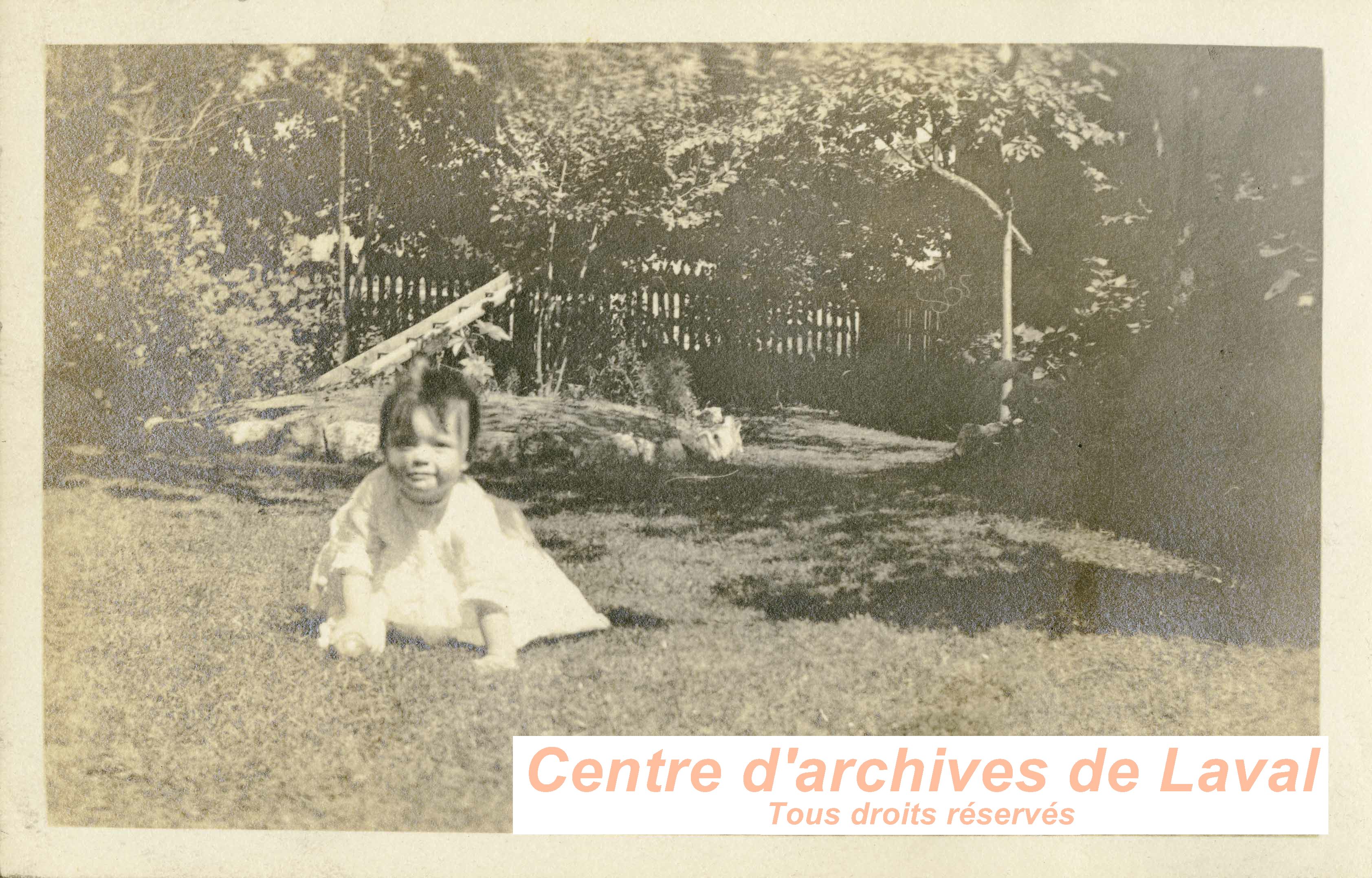 Enfant dans un jardin.