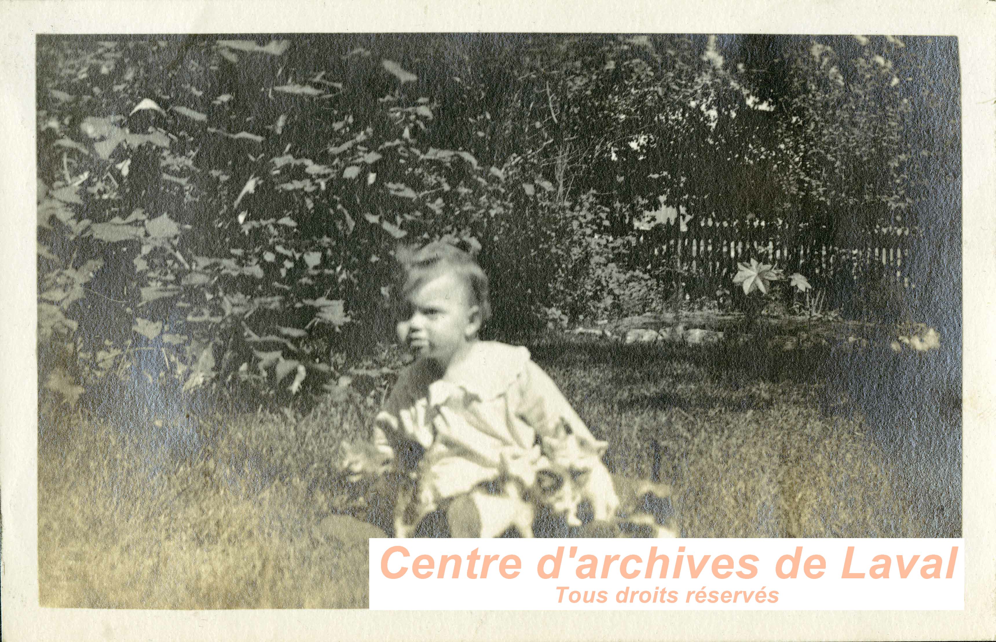 Enfant dans un jardin.