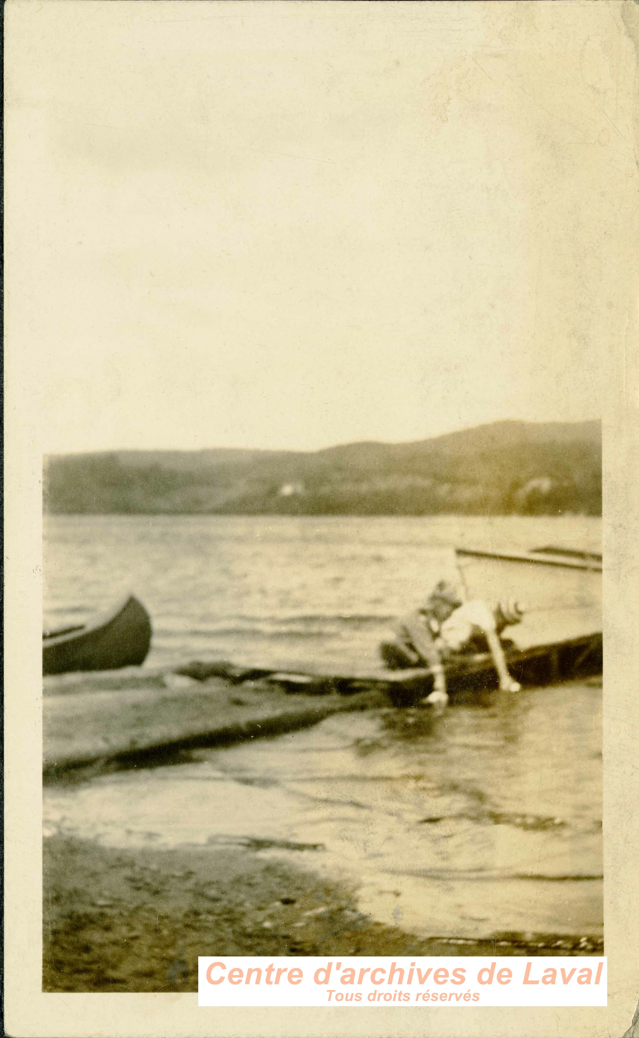 Deux enfants sur un quai.