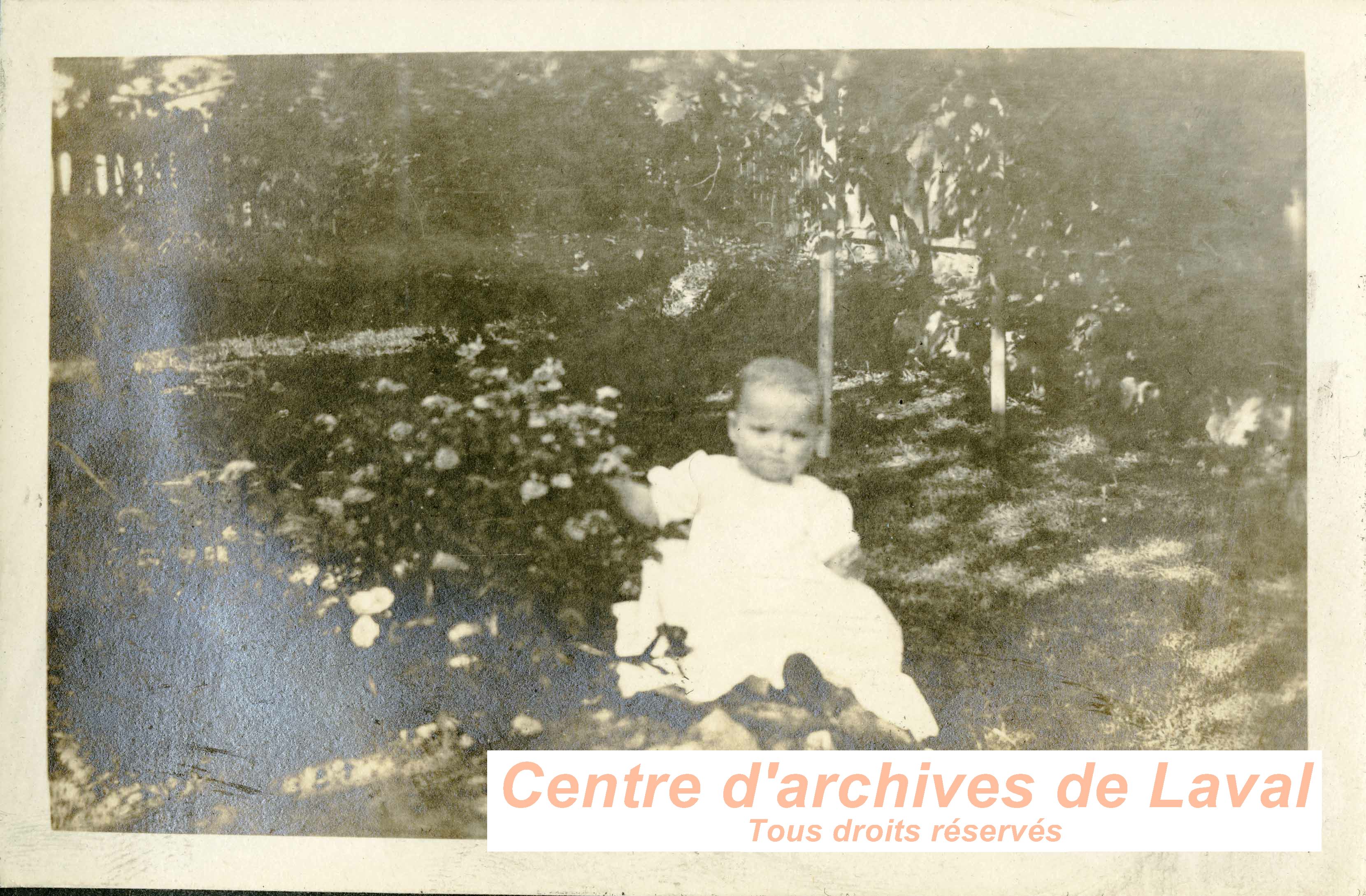 Enfant dans un jardin.